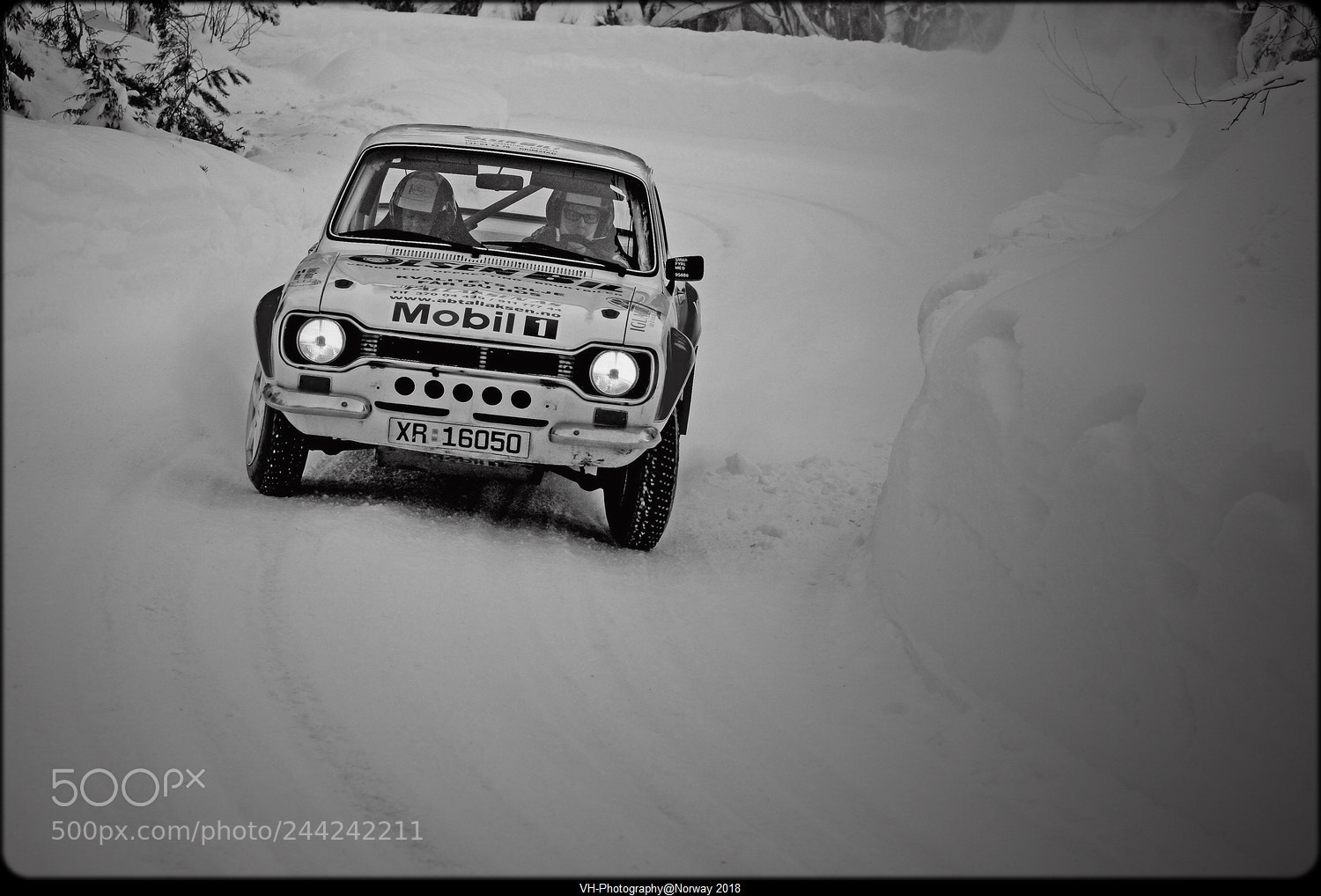 Canon EOS 40D sample photo. Winter racing b&w 1. photography