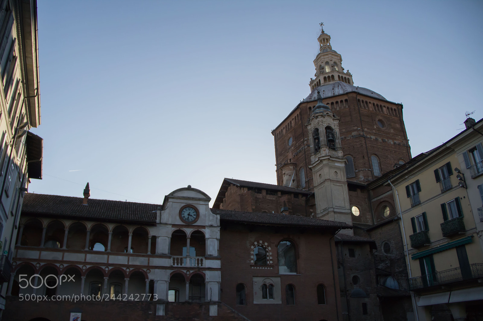 Canon EOS 1200D (EOS Rebel T5 / EOS Kiss X70 / EOS Hi) sample photo. Pavia - il broletto photography