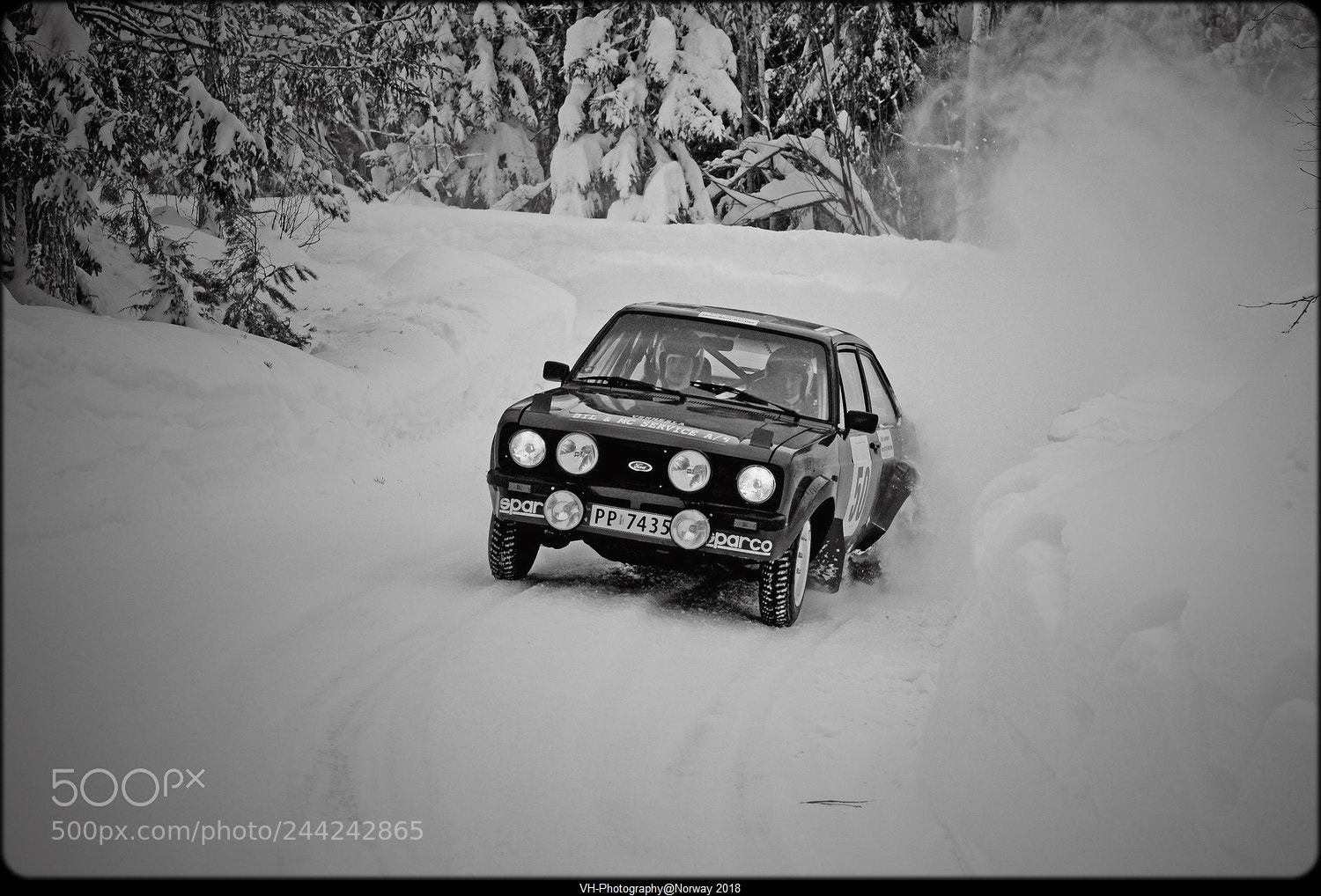 Canon EOS 40D sample photo. Winter racing b&w 3. photography