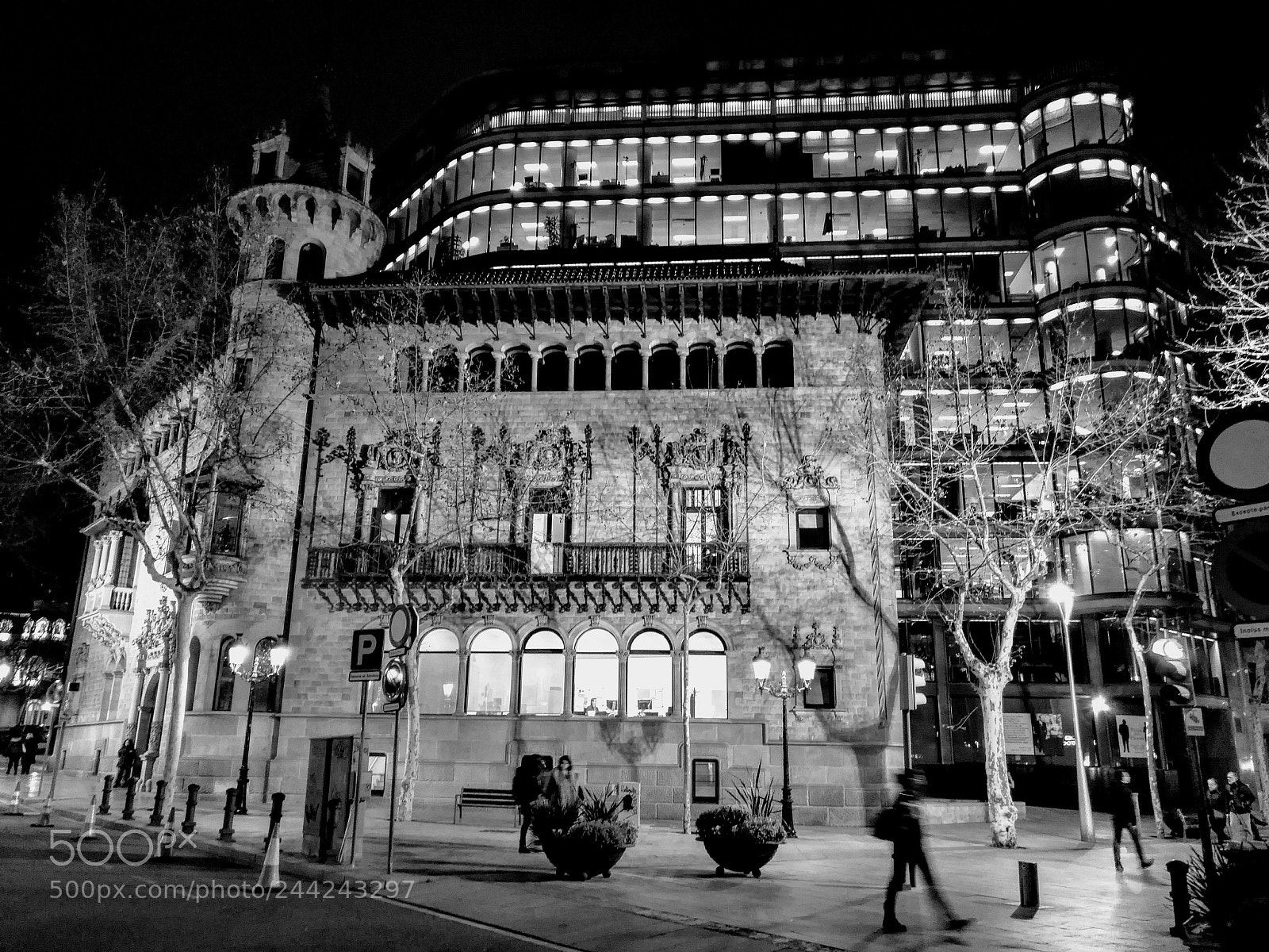 HUAWEI nova plus sample photo. M.g. barcelona building photography