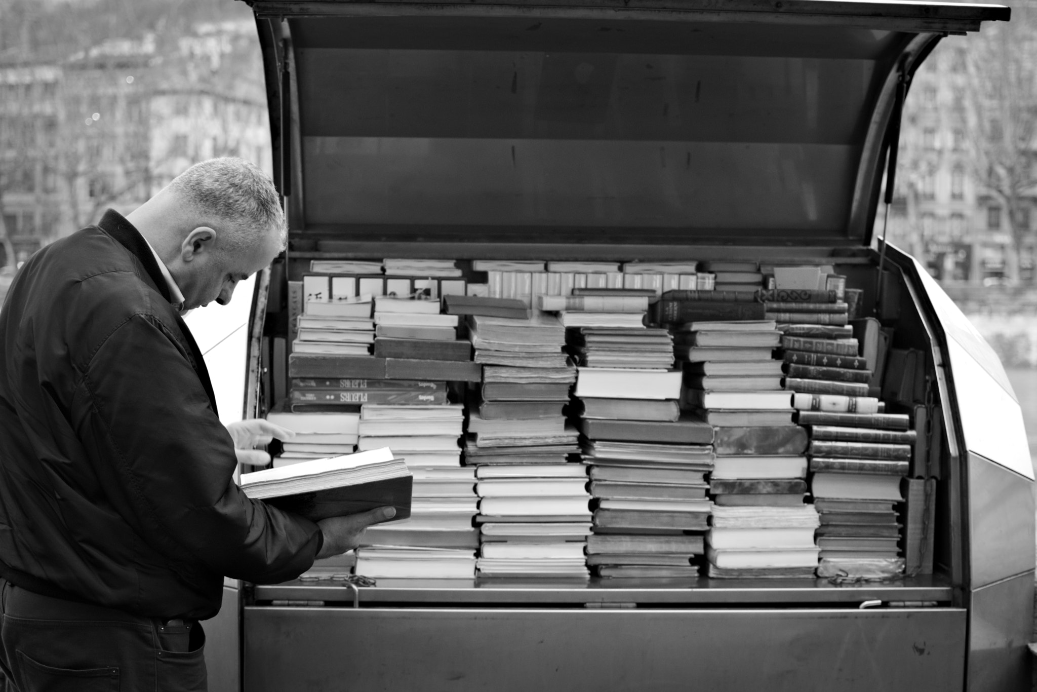 Nikon AF-S DX Nikkor 35mm F1.8G sample photo. Second-hand books, lyon (france) photography
