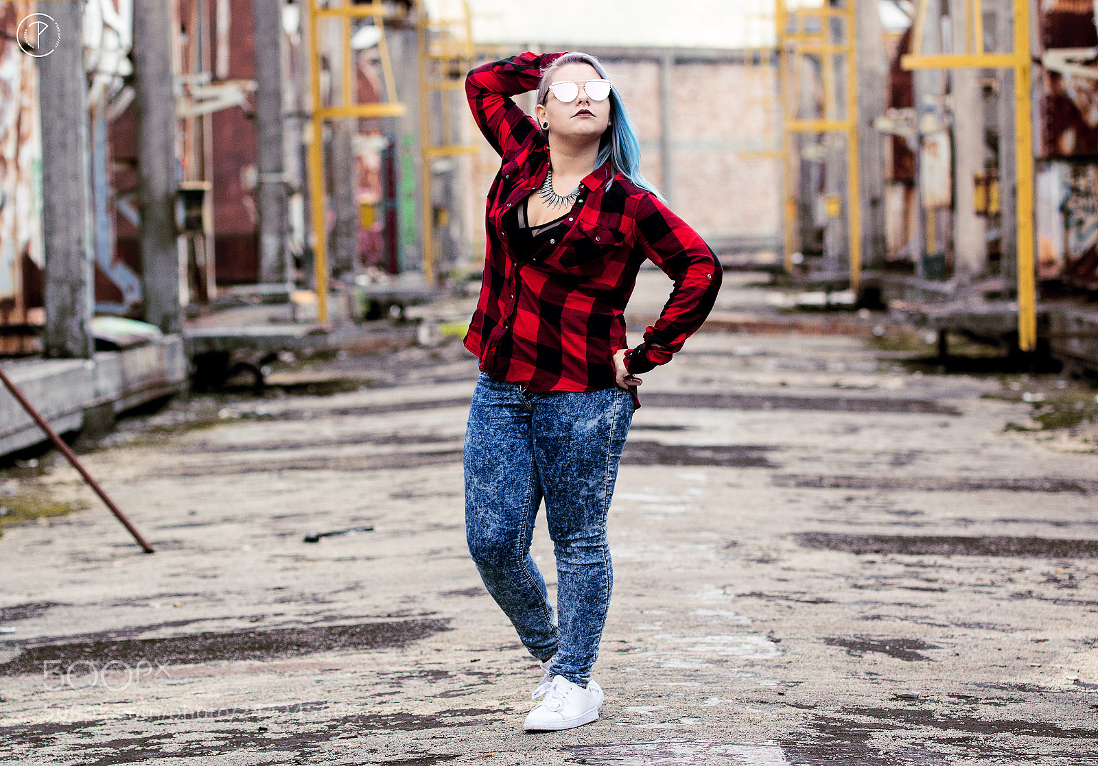 Canon EOS 7D Mark II sample photo. Model dispersed in a photography