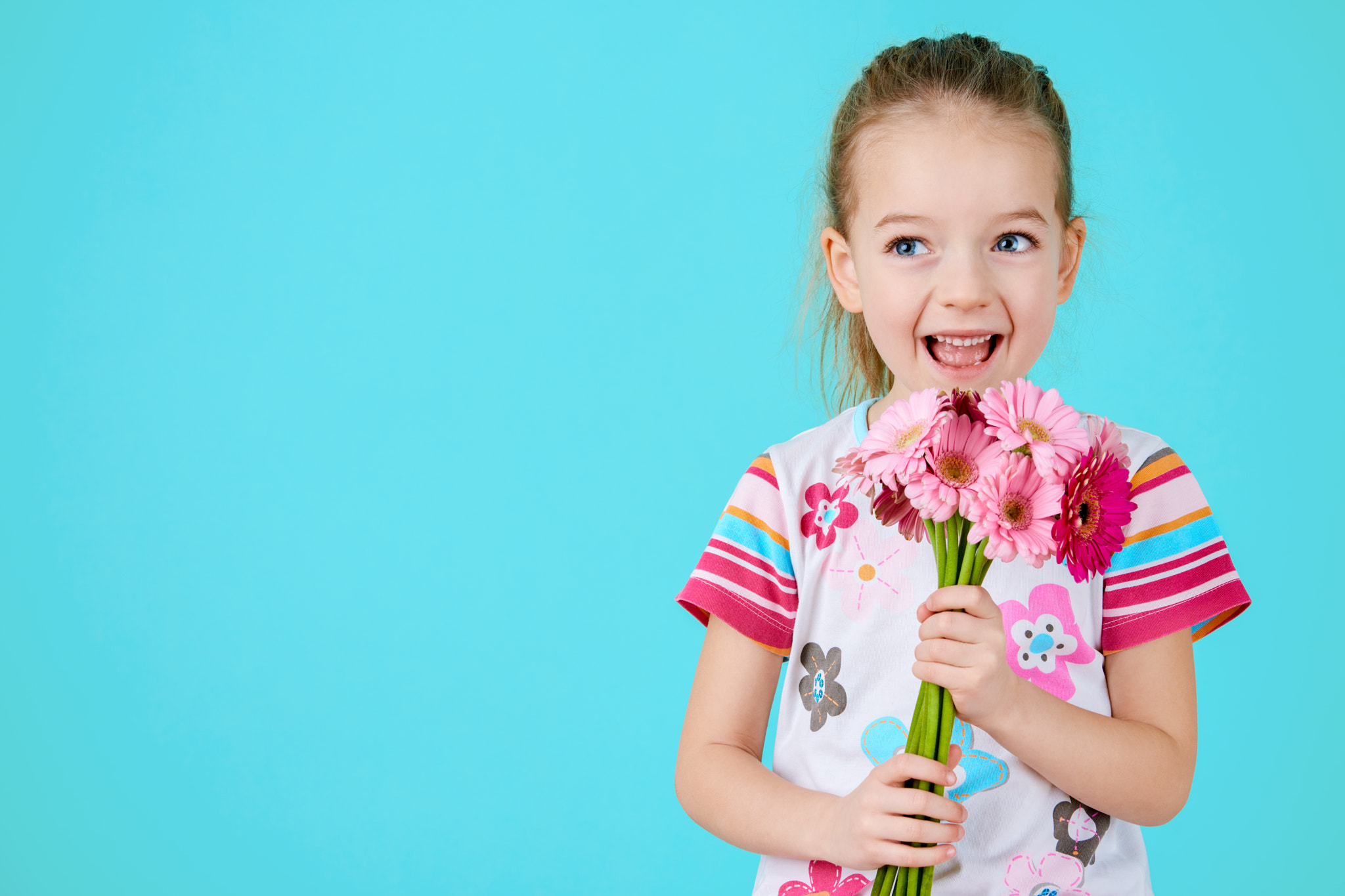 Nikon D810 sample photo. Adorable little girl with cheeky smile and face expression holding bouquet of pink gerbera... photography