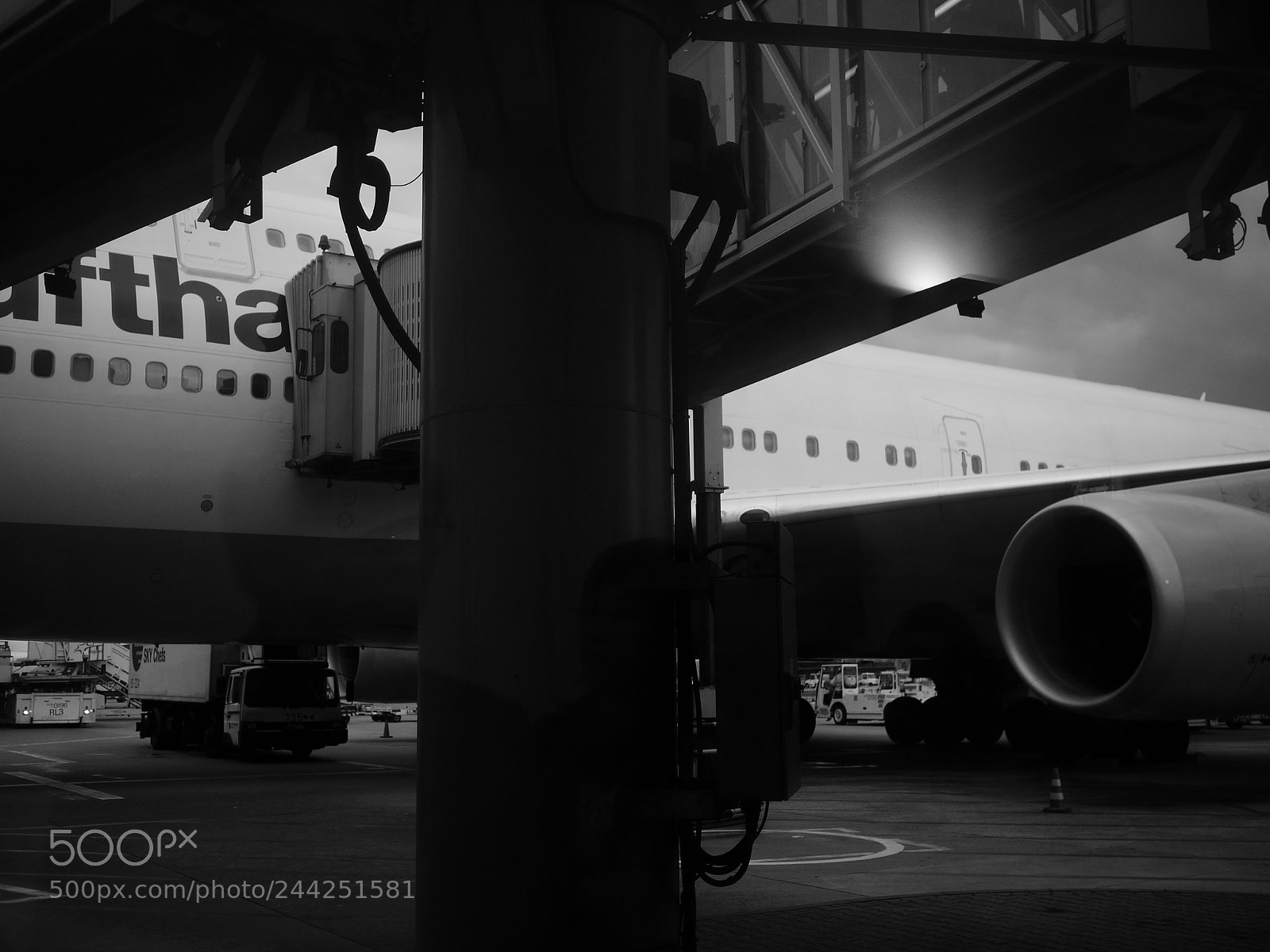 Panasonic Lumix DMC-GF1 sample photo. Disembark 747 photography