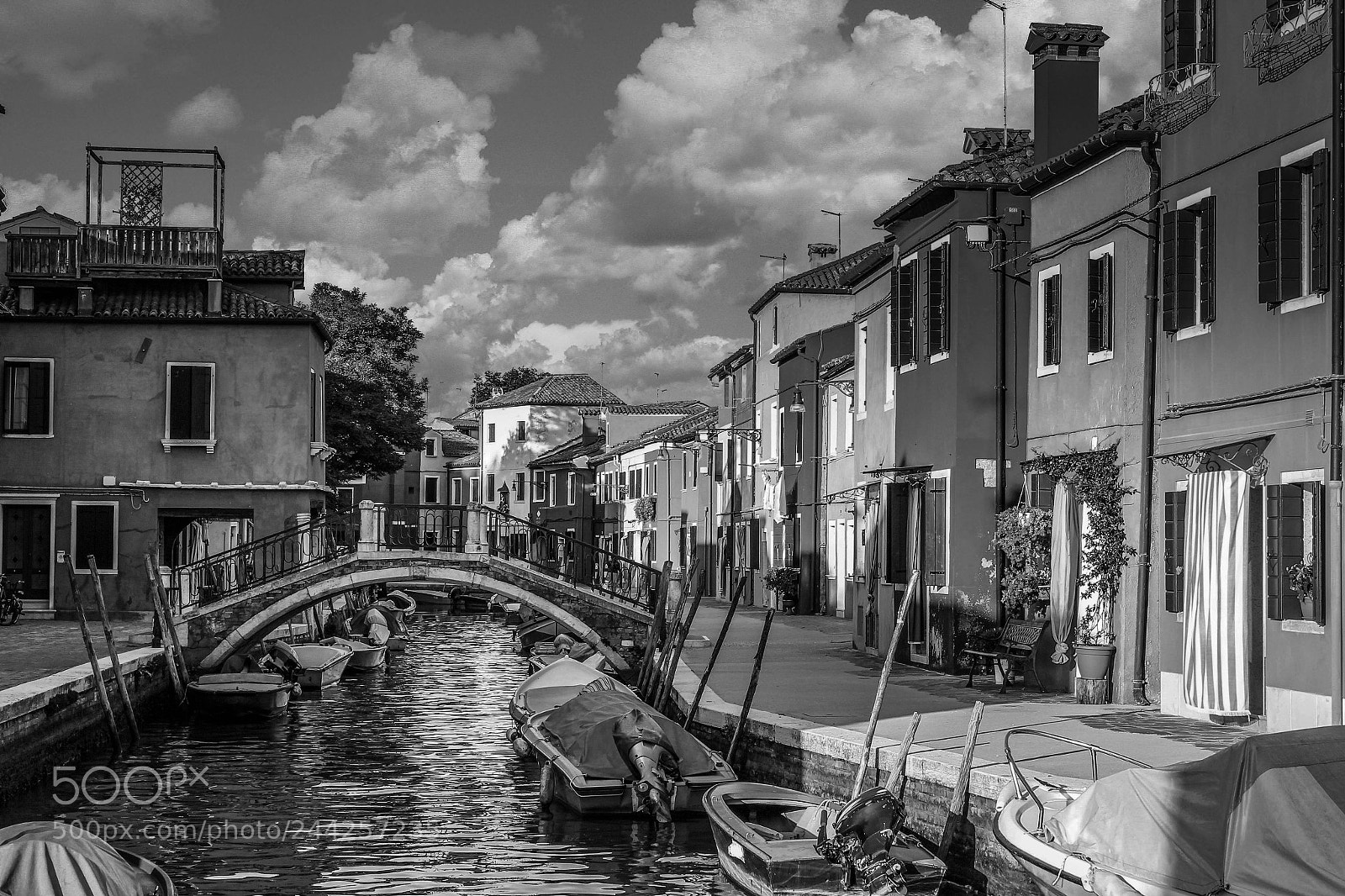 Canon EOS 550D (EOS Rebel T2i / EOS Kiss X4) sample photo. Burano island on a photography
