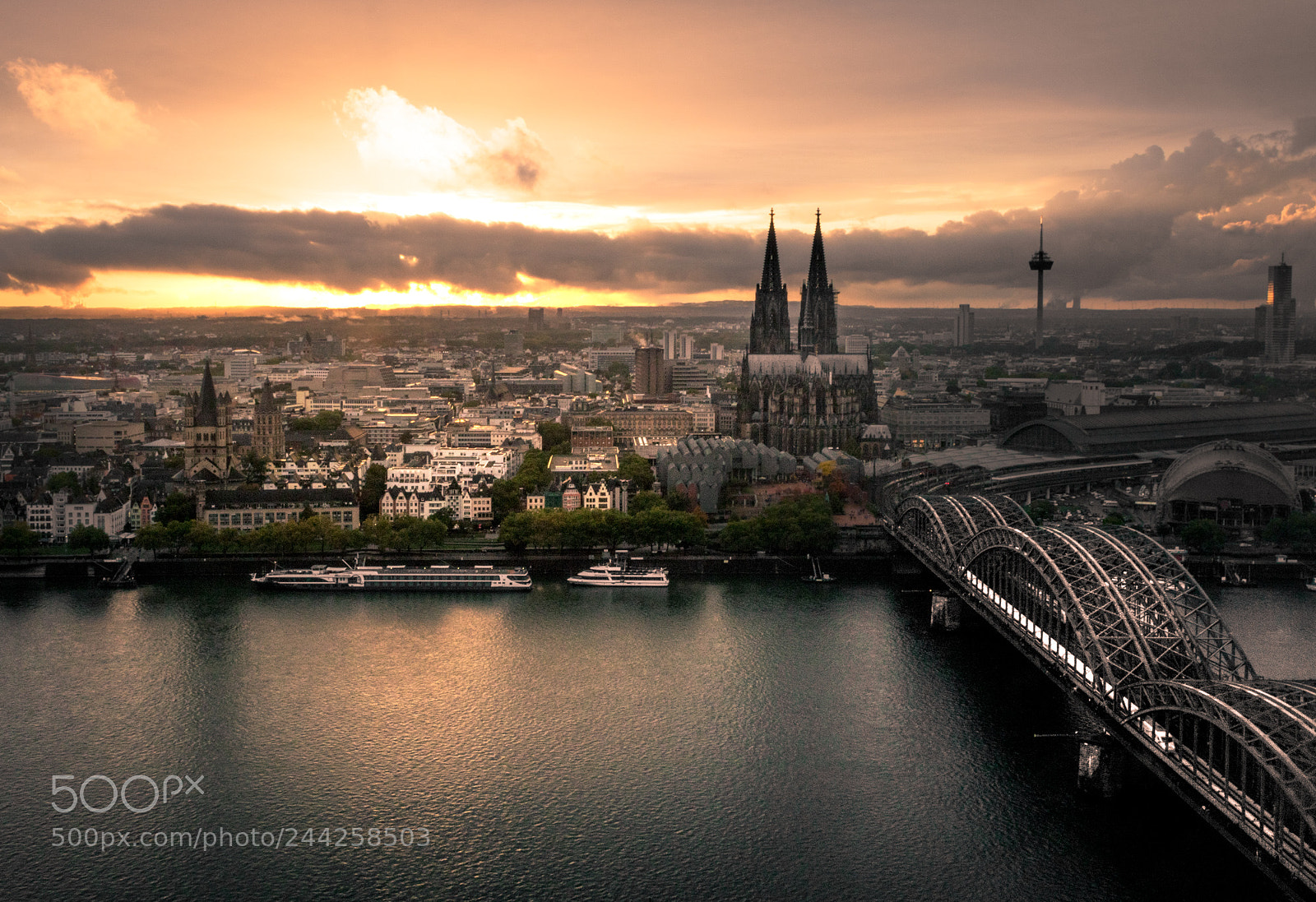 Canon EOS 750D (EOS Rebel T6i / EOS Kiss X8i) sample photo. Cologne by sunset photography