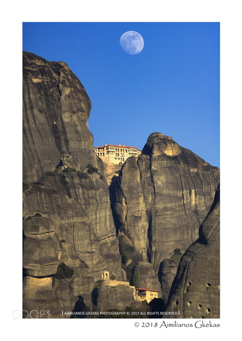 Canon EOS 760D (EOS Rebel T6s / EOS 8000D) sample photo. Waxing gibbous over meteora photography