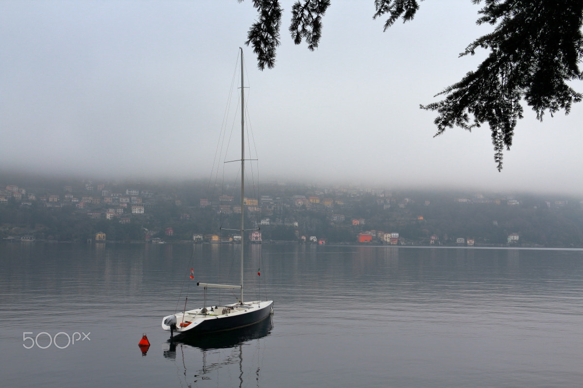 Canon EOS 1200D (EOS Rebel T5 / EOS Kiss X70 / EOS Hi) sample photo. A foggy day on the lake. photography