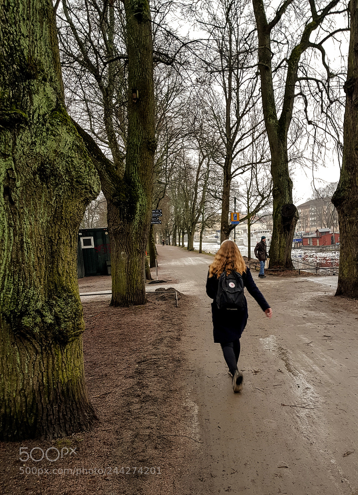 Samsung Galaxy S8 sample photo. A lady speedwalking down photography