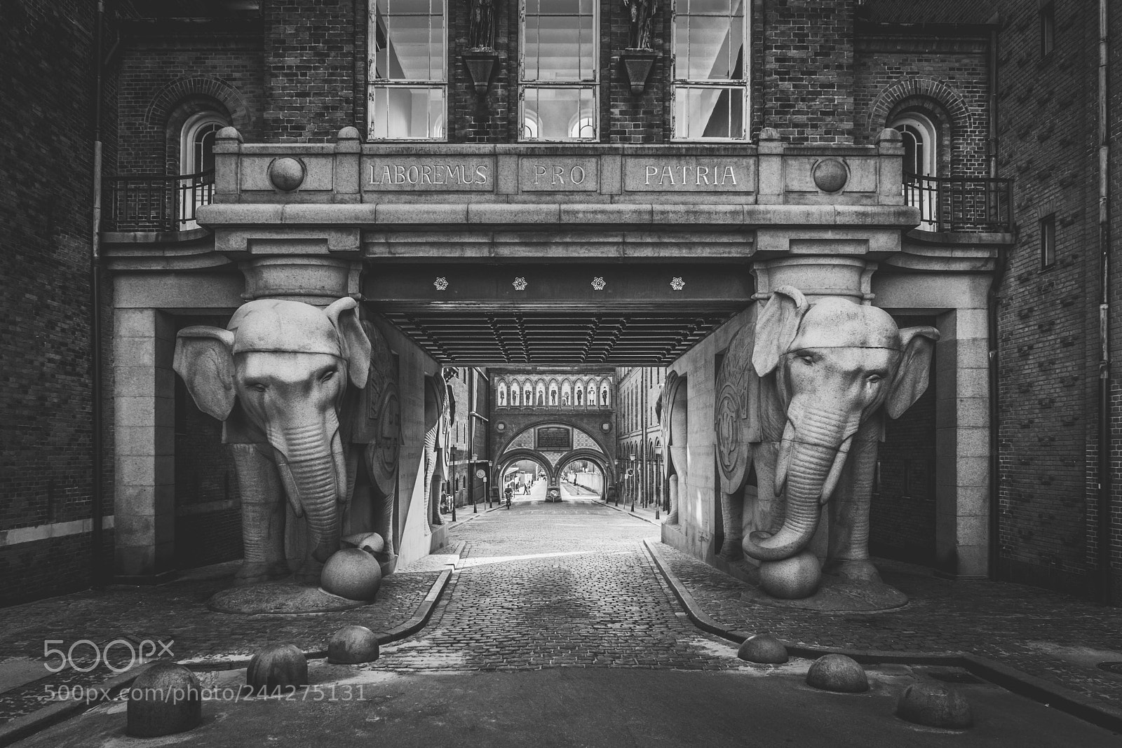 Sony a7R sample photo. Carlsberg elephant gate b photography