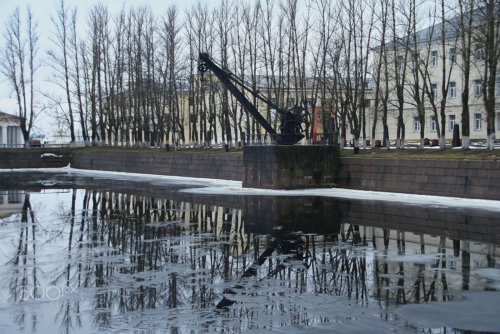 Canon EOS 1000D (EOS Digital Rebel XS / EOS Kiss F) sample photo. Old crane and reflection photography