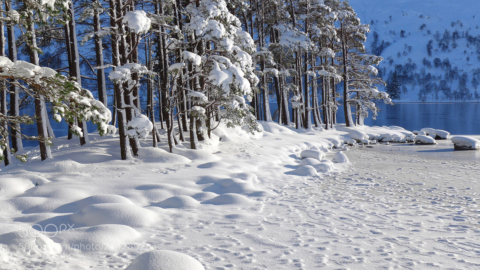 Panasonic Lumix DMC-LX7 sample photo. Snow pillows photography