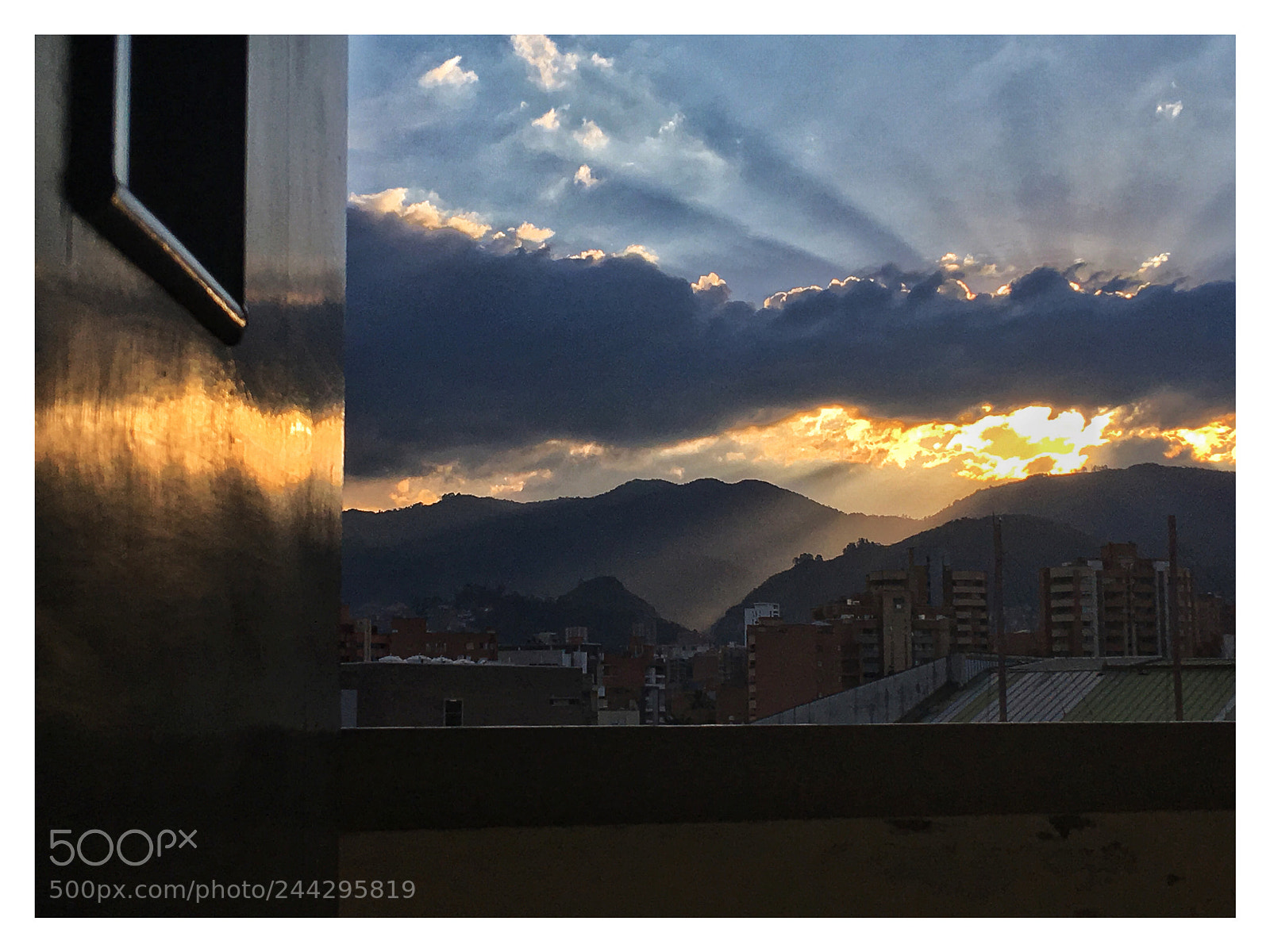 Apple iPhone SE sample photo. Sunset in medellín photography
