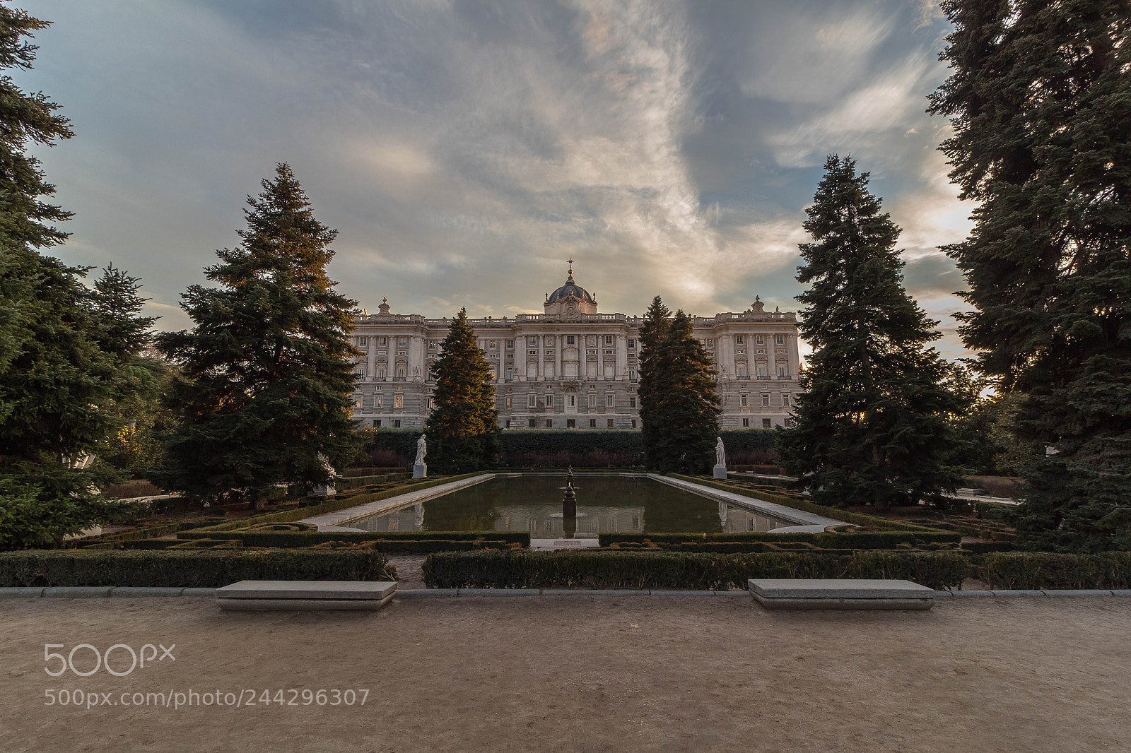 Canon EOS 1300D (EOS Rebel T6 / EOS Kiss X80) sample photo. Palacio real al atardecer photography