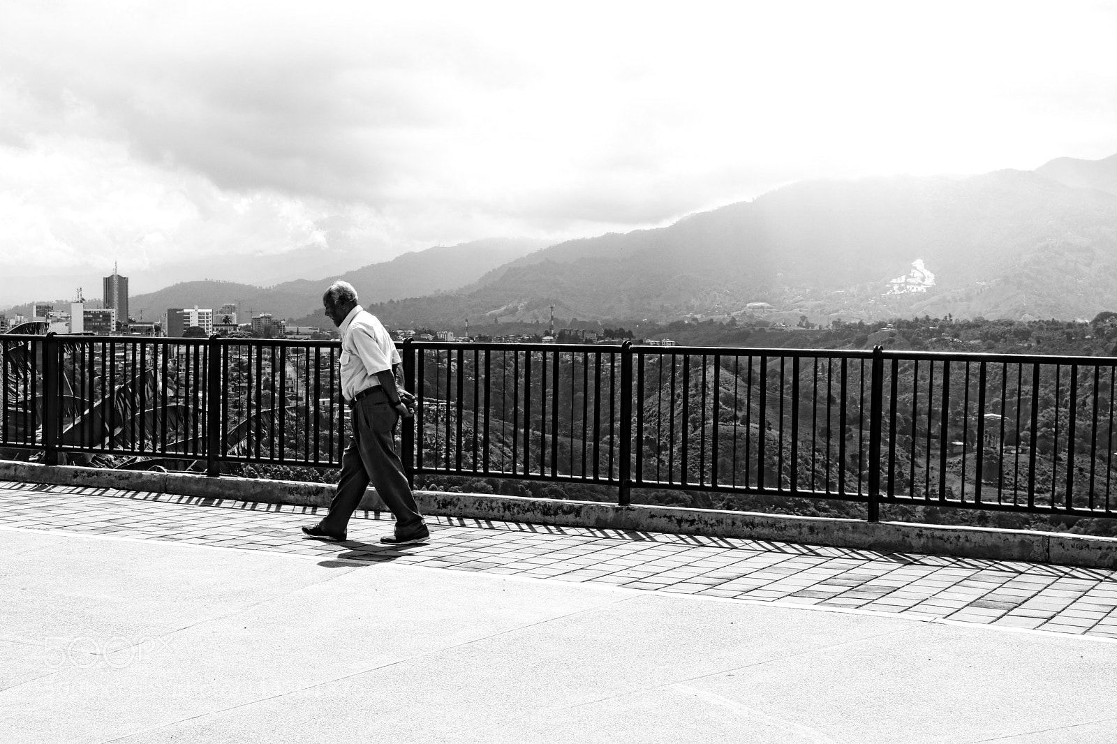 Canon EOS 750D (EOS Rebel T6i / EOS Kiss X8i) sample photo. Walking man photography