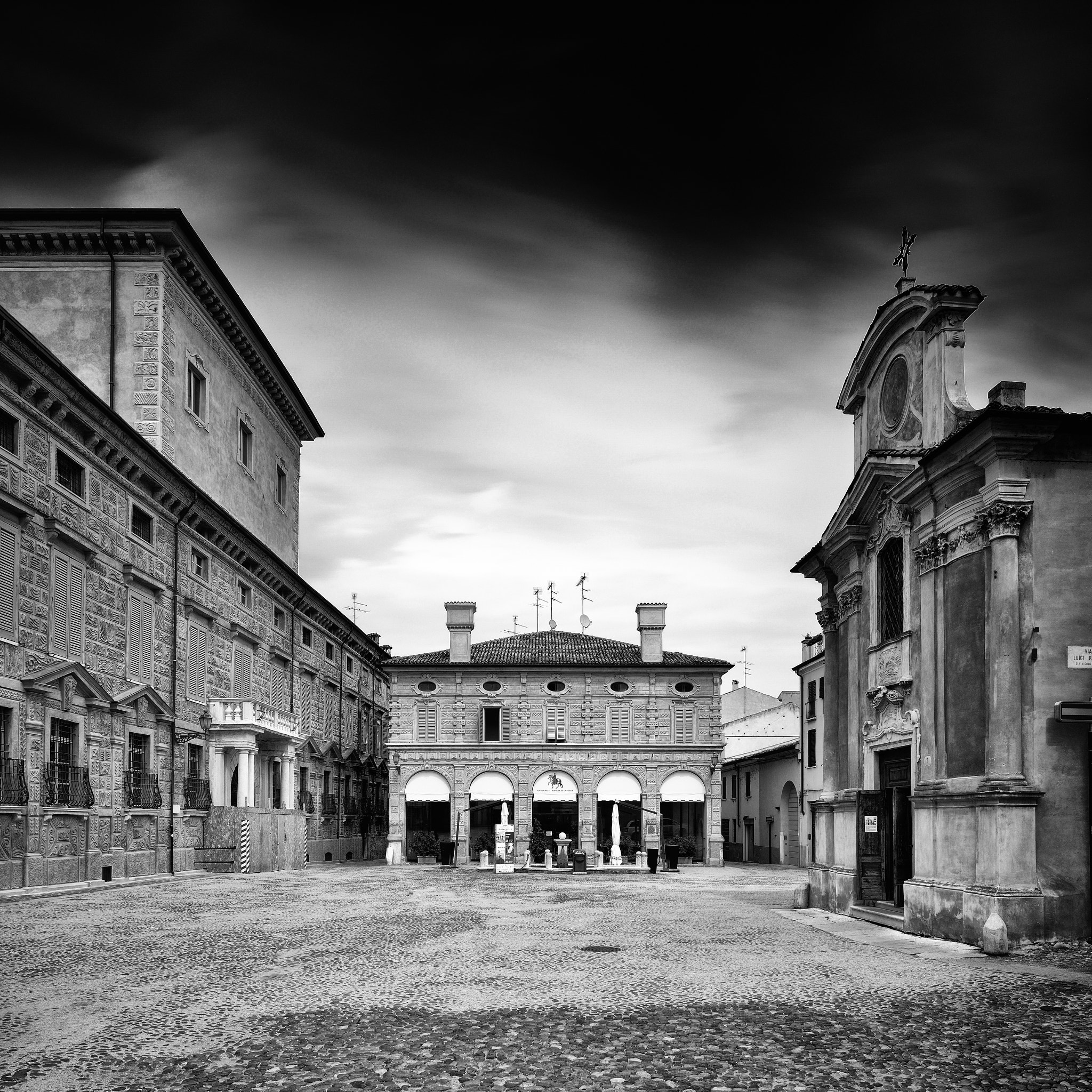 Nikon AF-S Nikkor 16-35mm F4G ED VR sample photo. Mantova - piazza matilde di canossa photography