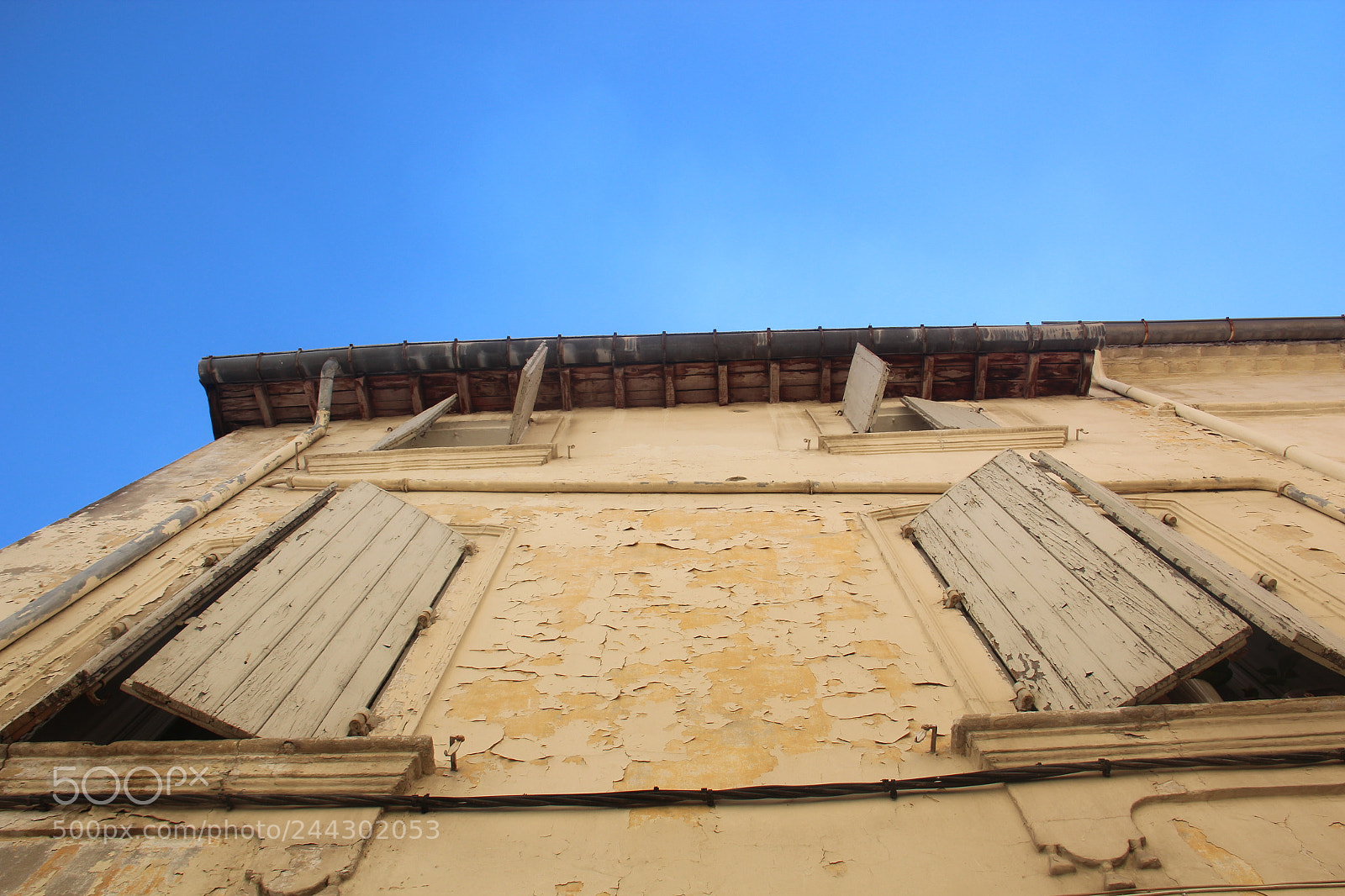 Canon EF-S 18-135mm F3.5-5.6 IS sample photo. Blue skies in arles photography