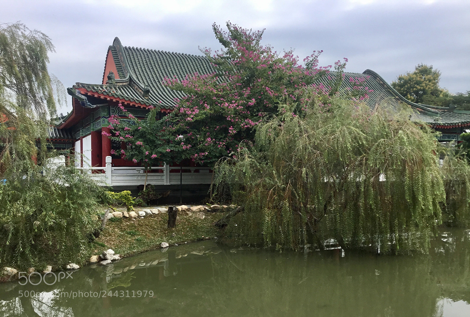 Apple iPad sample photo. Confucian temple side view photography
