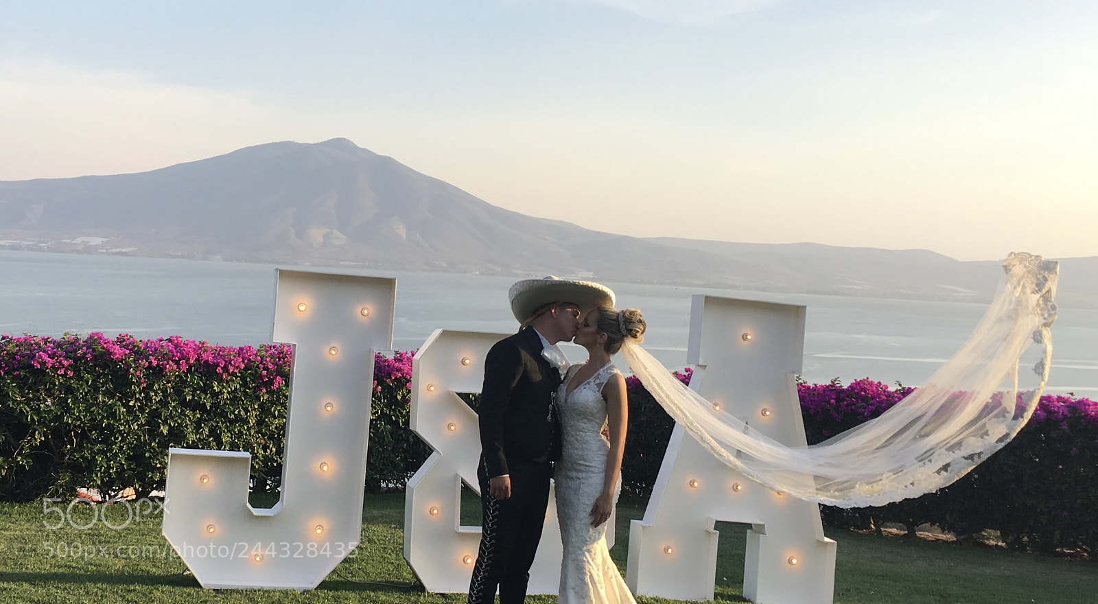 Apple iPhone SE sample photo. Married couple in mexico photography