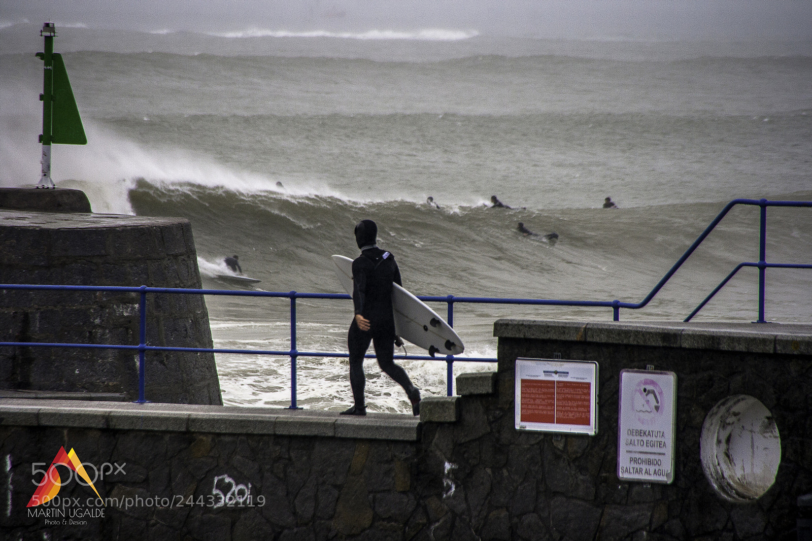 Canon EOS 400D (EOS Digital Rebel XTi / EOS Kiss Digital X) sample photo. Winter surfing in mundaka photography