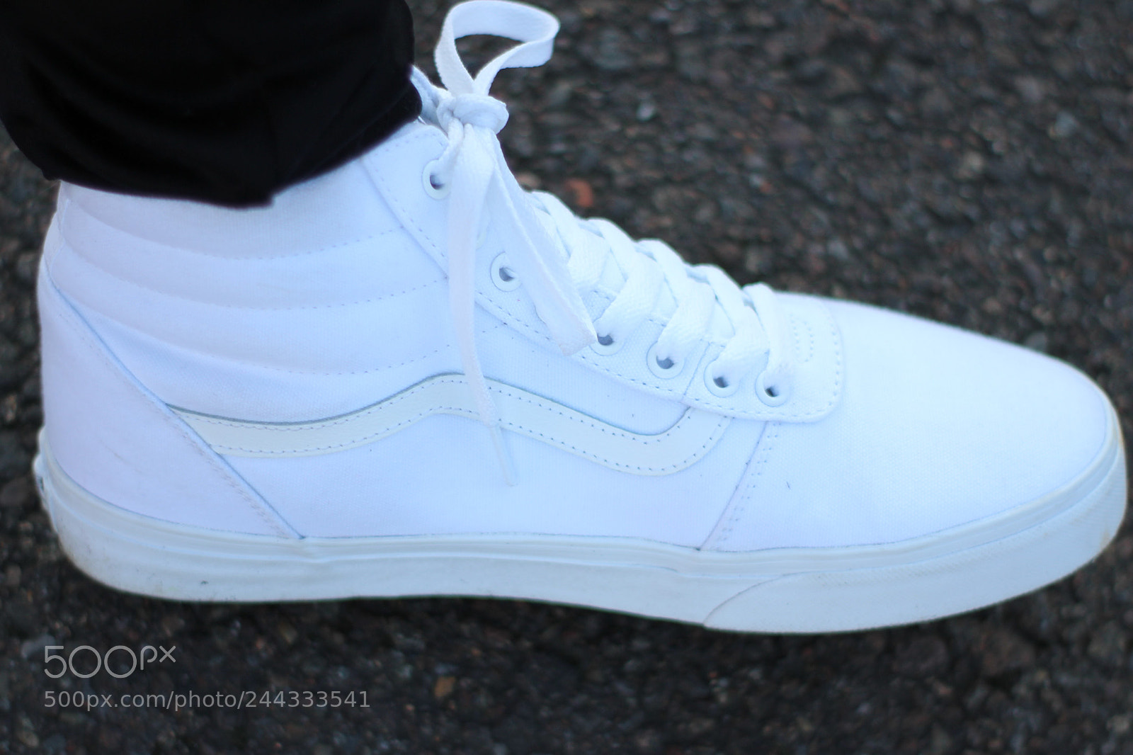Canon EOS 550D (EOS Rebel T2i / EOS Kiss X4) sample photo. White shoe life photography
