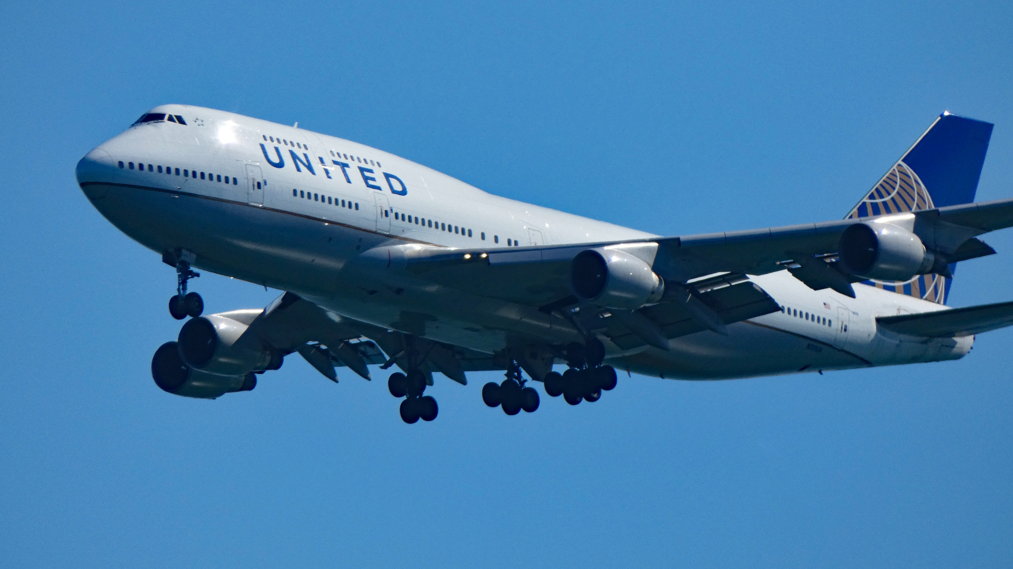 Panasonic DC-FZ80 sample photo. The queen approaches sfo. photography