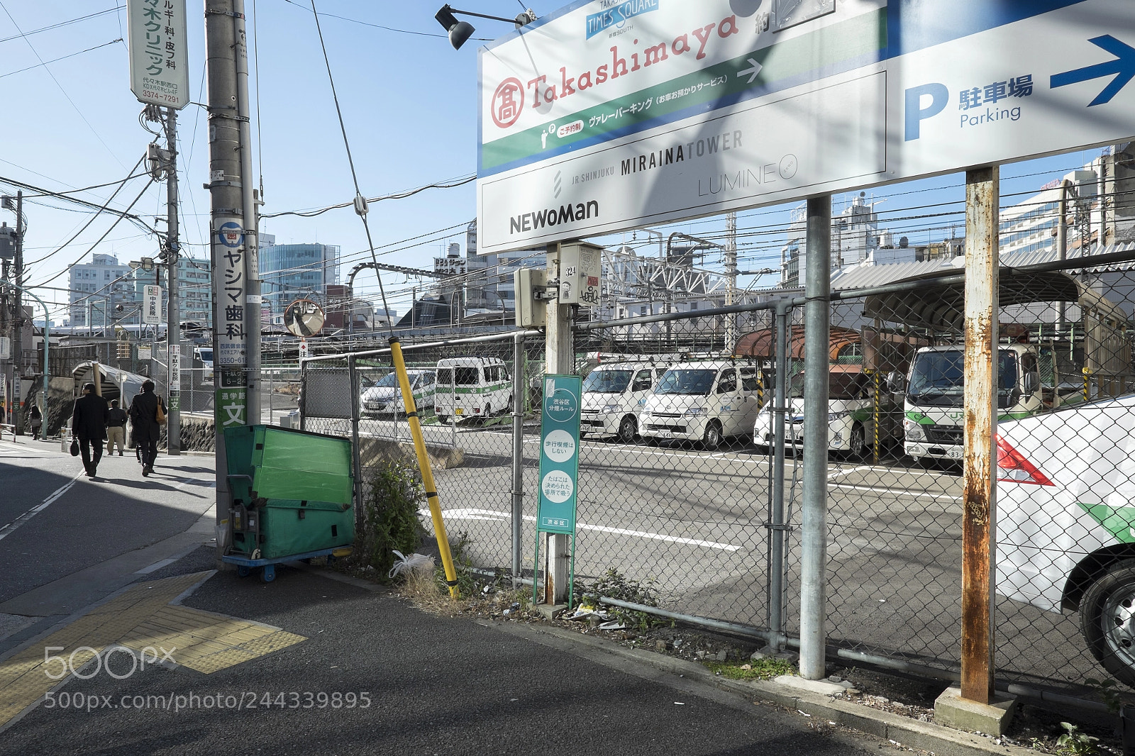 Fujifilm X-T1 sample photo. Tokyo.渋谷区千駄ヶ谷　代々木駅東口前 photography