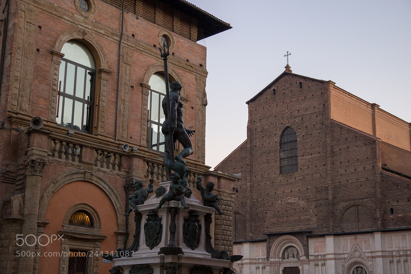 Canon EOS 100D (EOS Rebel SL1 / EOS Kiss X7) sample photo. Angles of piazza maggiore photography