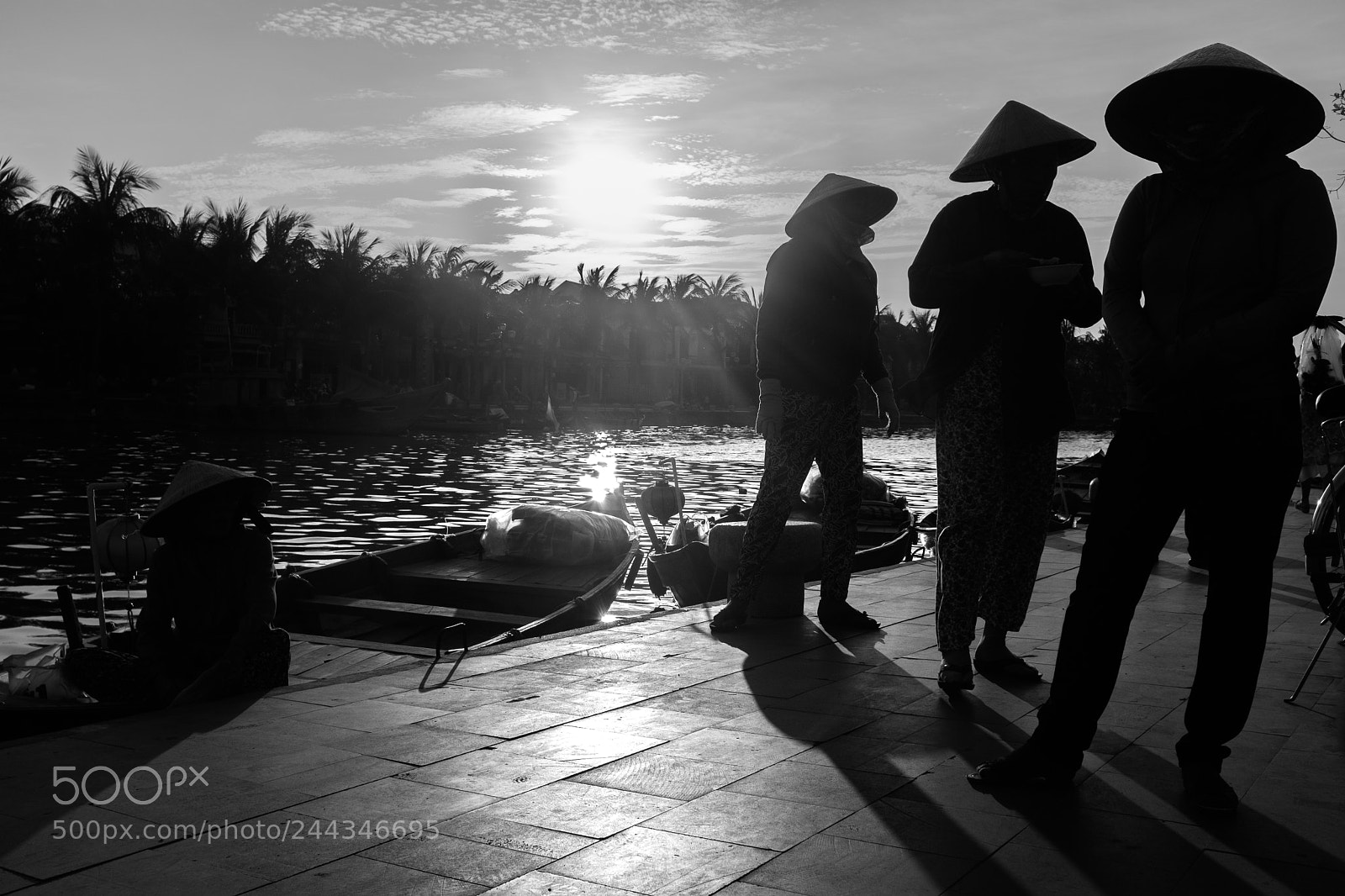 Fujifilm X100F sample photo. Hoi an women along photography