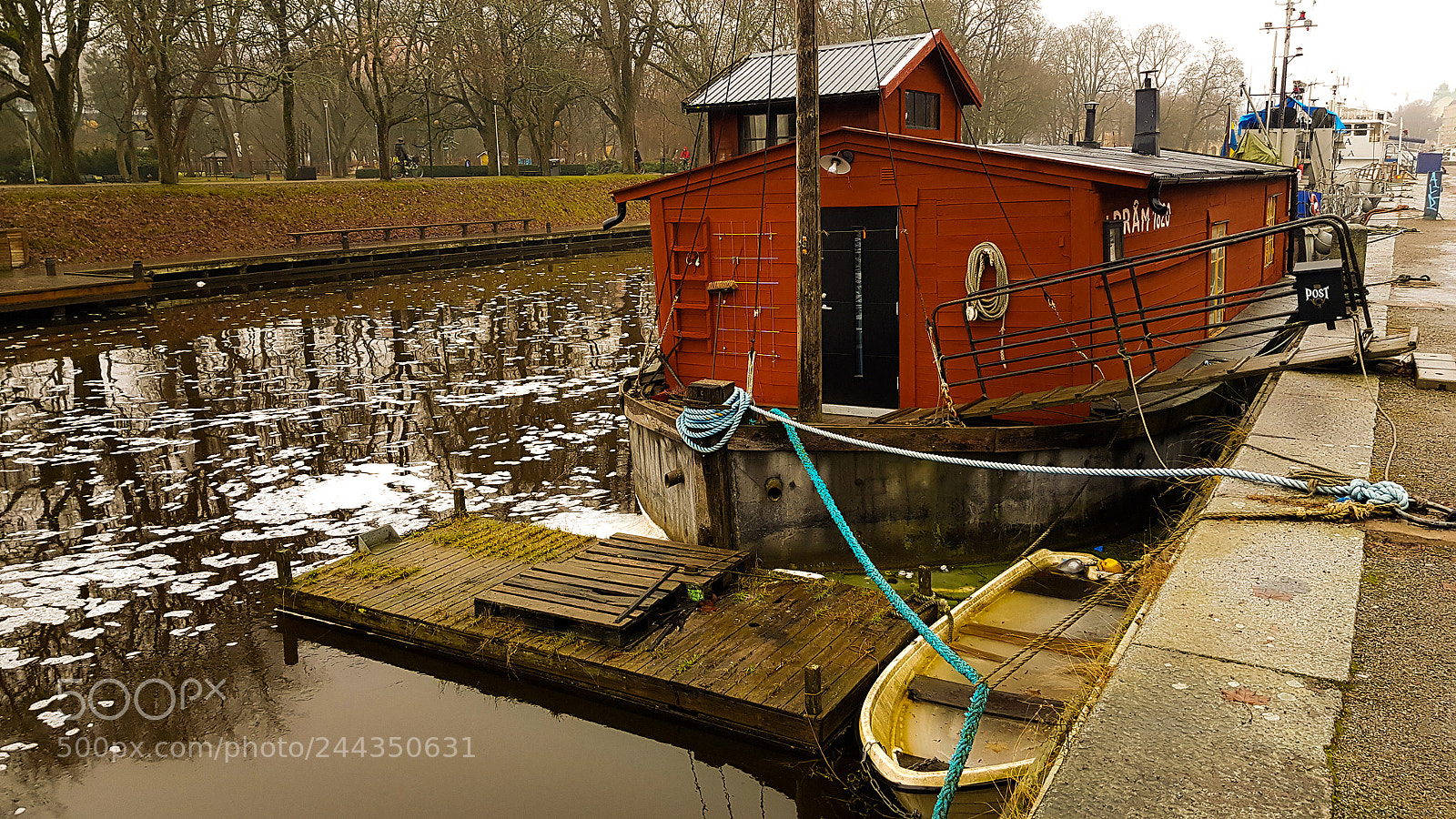 Samsung Galaxy S8 sample photo. A red house boat photography