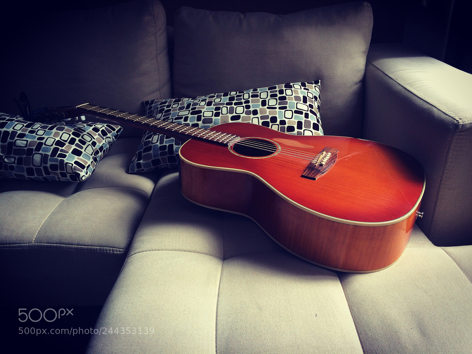 Apple iPhone 5s sample photo. Guitar alone / guitarra sola photography