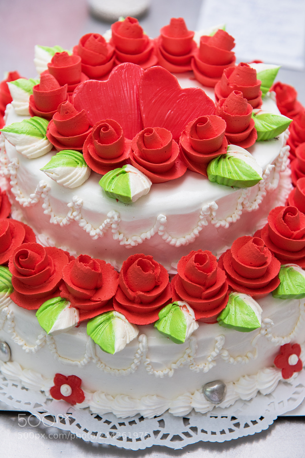 Nikon D810 sample photo. Wedding cake with flowers photography