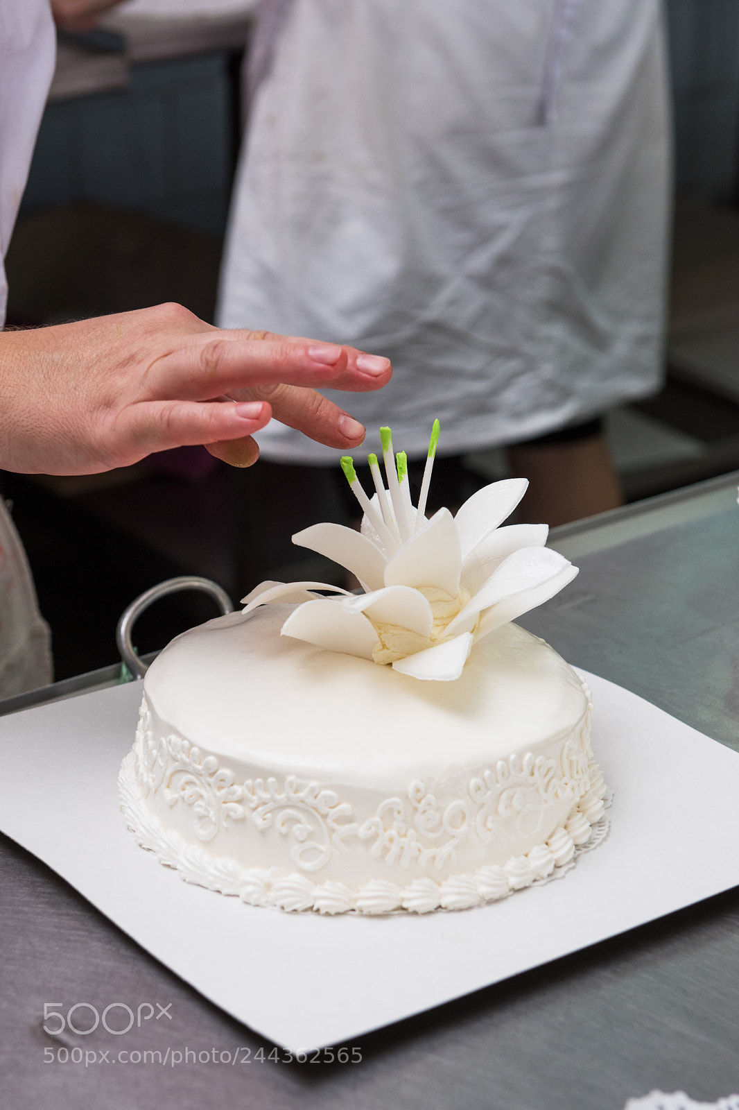 Nikon D810 sample photo. Wedding cake with flowers photography