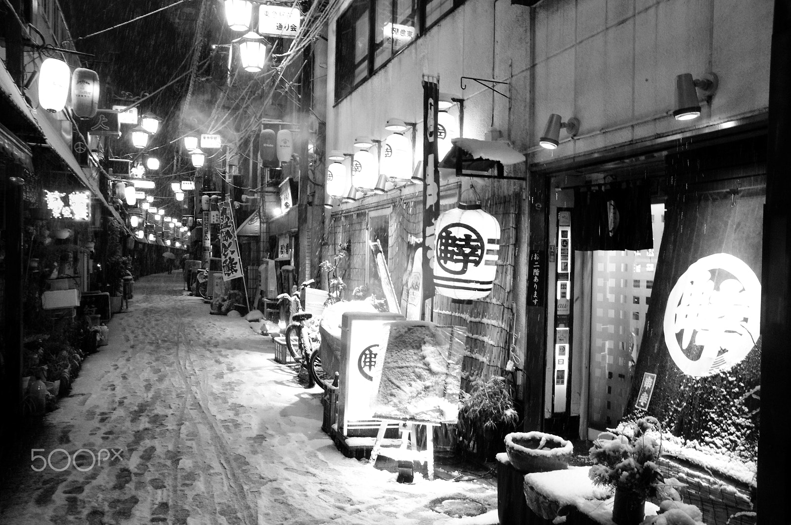 Pentax K-x + Sigma 17-70mm F2.8-4 DC Macro OS HSM sample photo. Snowy street 雪の街 photography