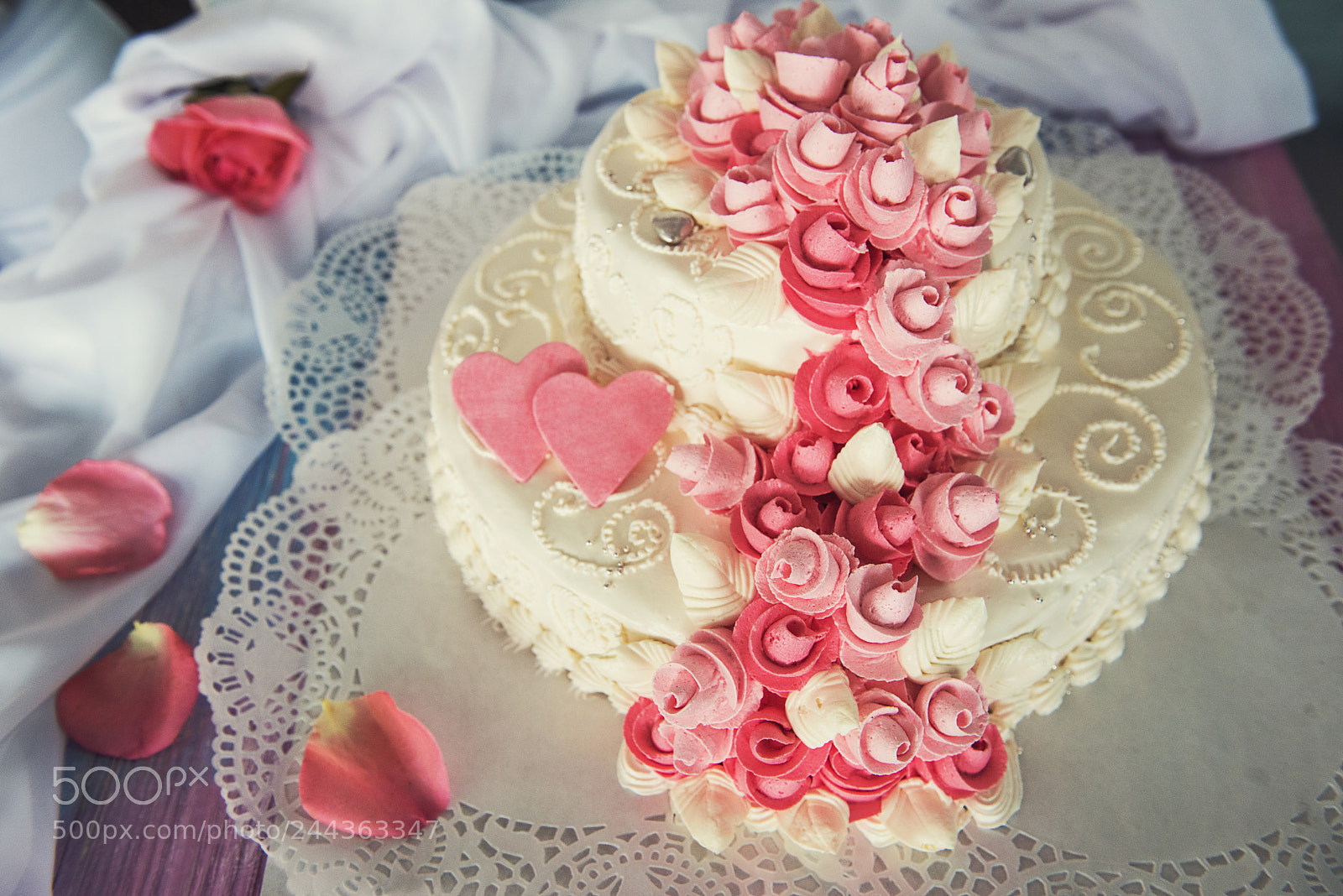 Nikon D810 sample photo. Wedding cake with flowers photography