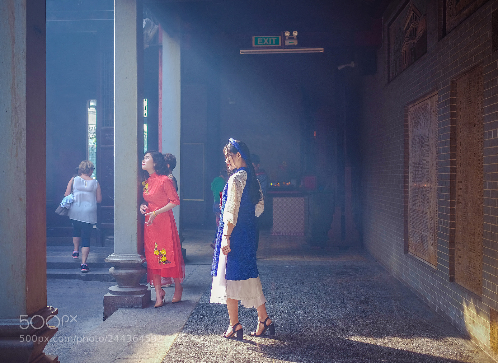 Fujifilm X-E2 sample photo. Waiting for the sunlight photography