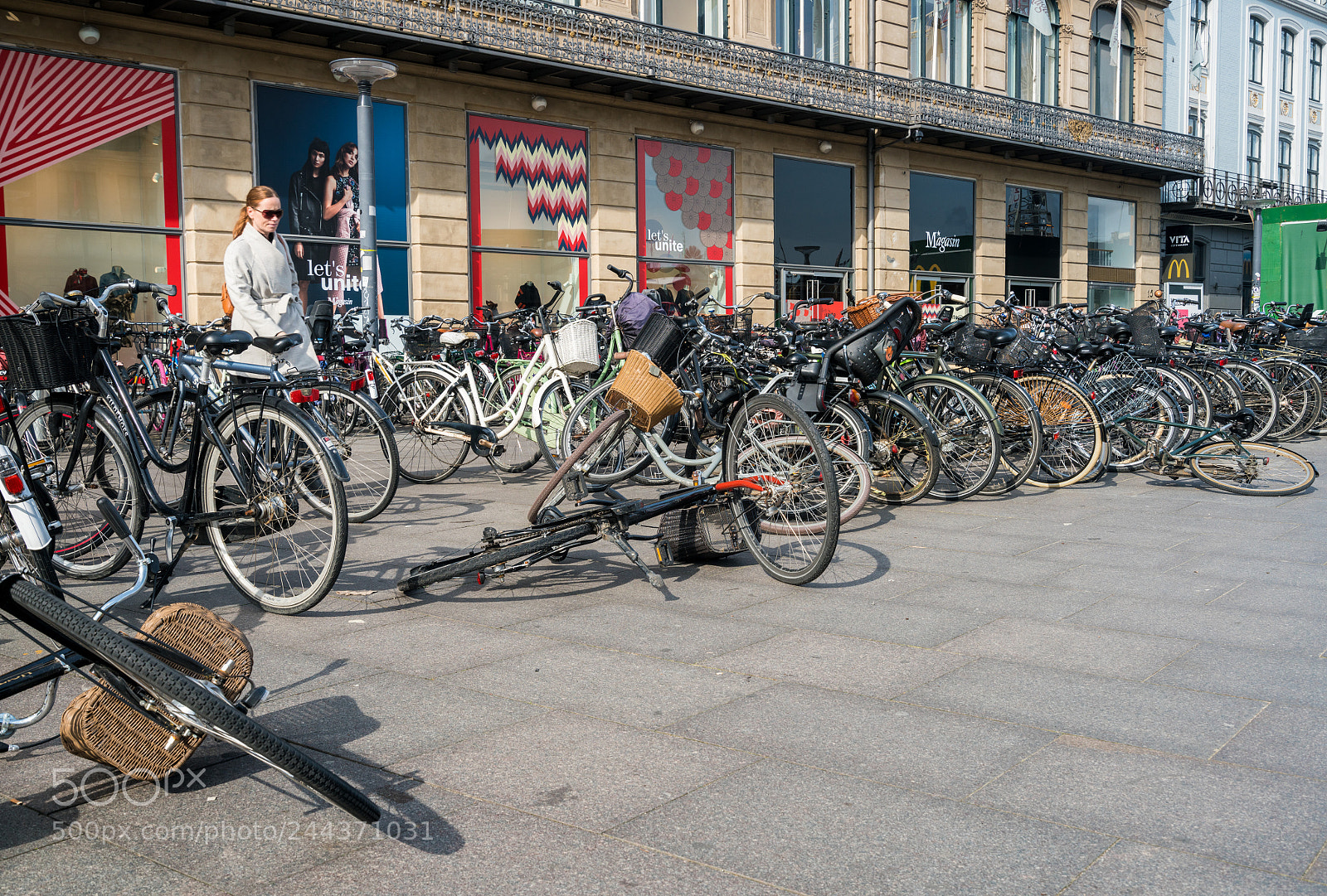 Sony a7R II sample photo. Bikes piled on sidewalk photography