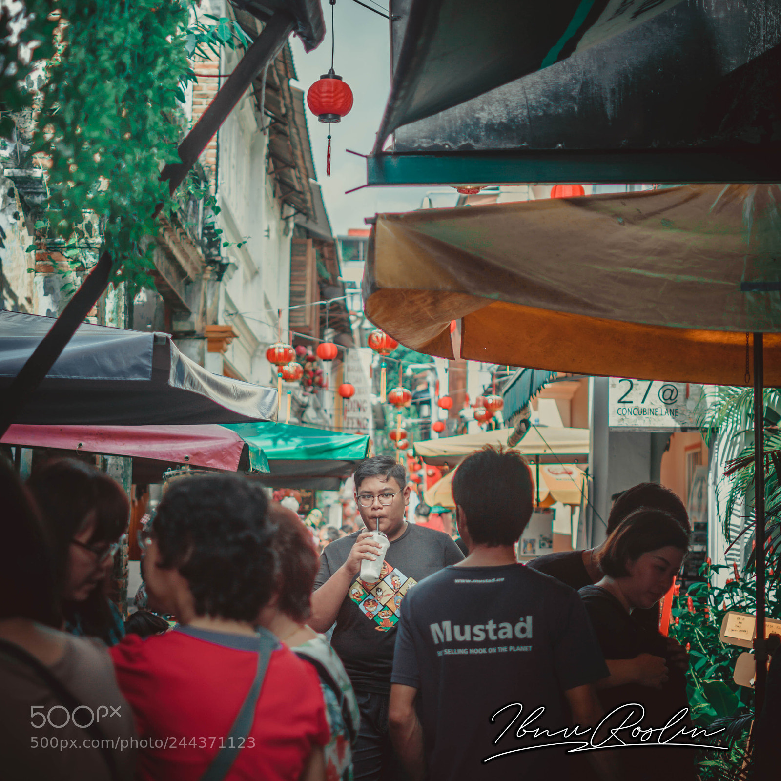 Nikon D3200 sample photo. Standing in the crowded photography