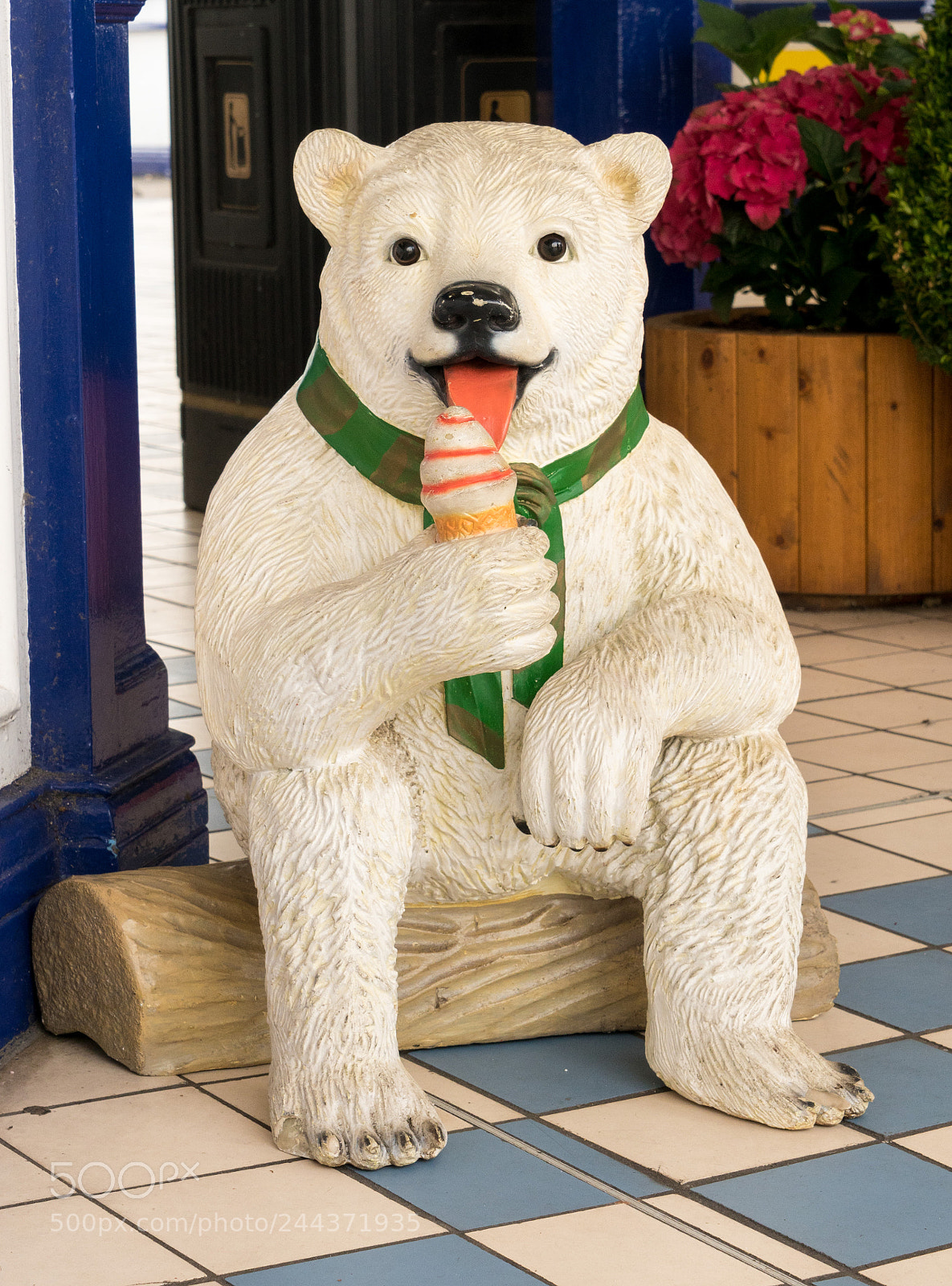 Sony a7R II sample photo. Cute bear statue advertizing photography