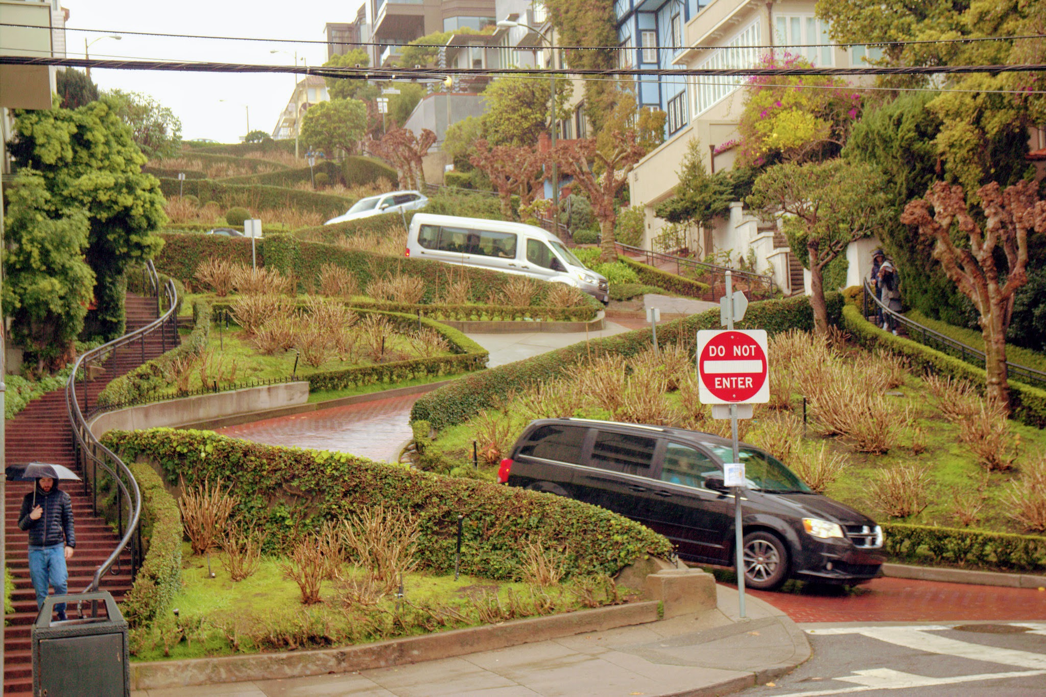 Canon EOS 600D (Rebel EOS T3i / EOS Kiss X5) + Sigma 17-70mm F2.8-4 DC Macro OS HSM sample photo. Rainy day on lombard street photography