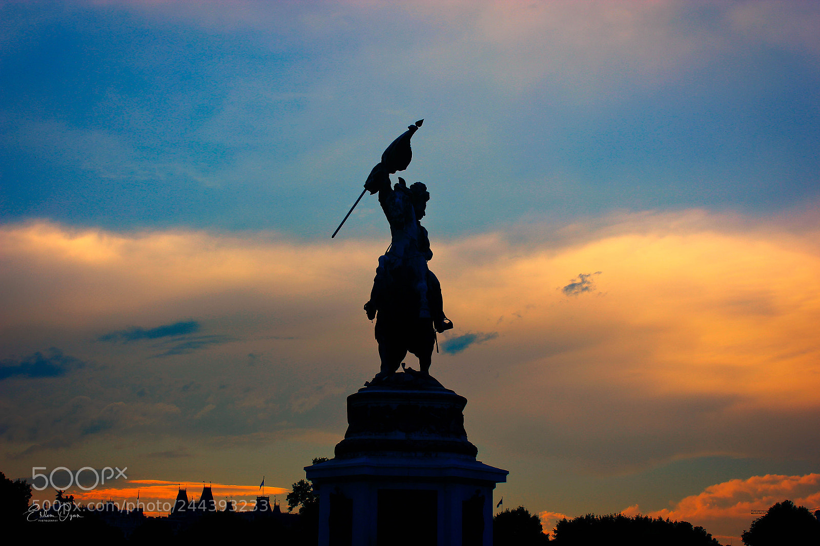 Canon EOS 550D (EOS Rebel T2i / EOS Kiss X4) sample photo. Statute photography