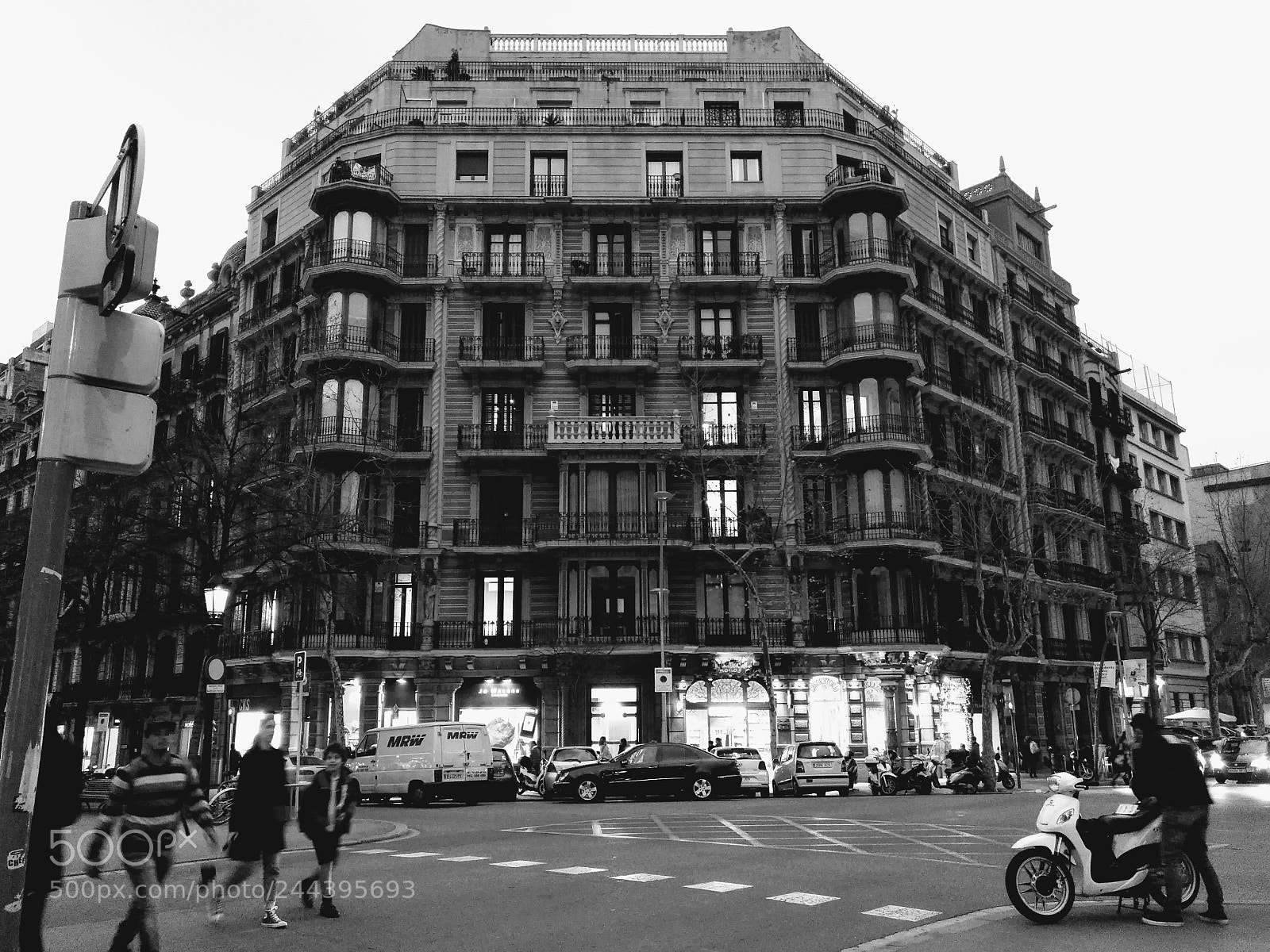 HUAWEI nova plus sample photo. M.g. building barcelona photography
