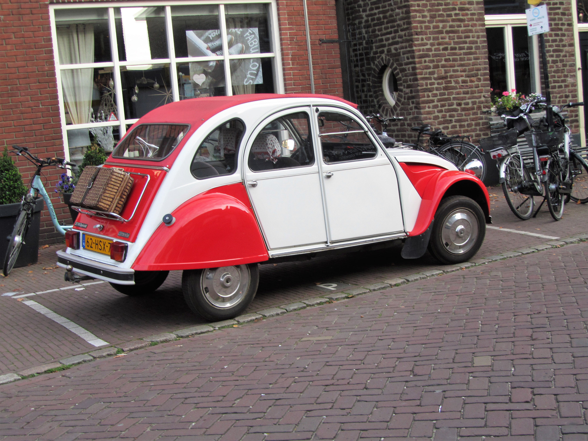 Canon PowerShot SX210 IS sample photo. Red and white car photography