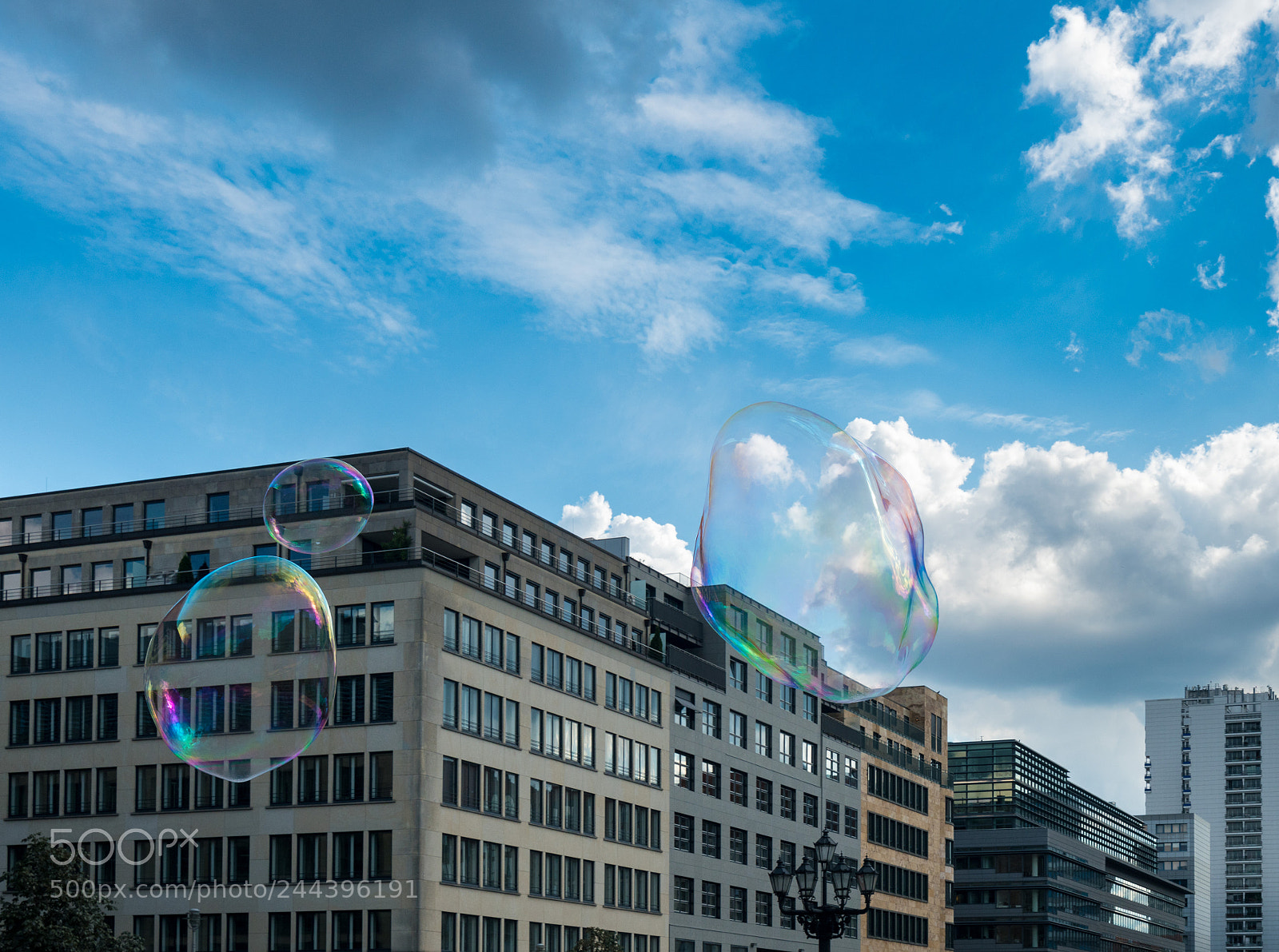 Sony a7R II sample photo. Soap bubbles entertain tourists photography