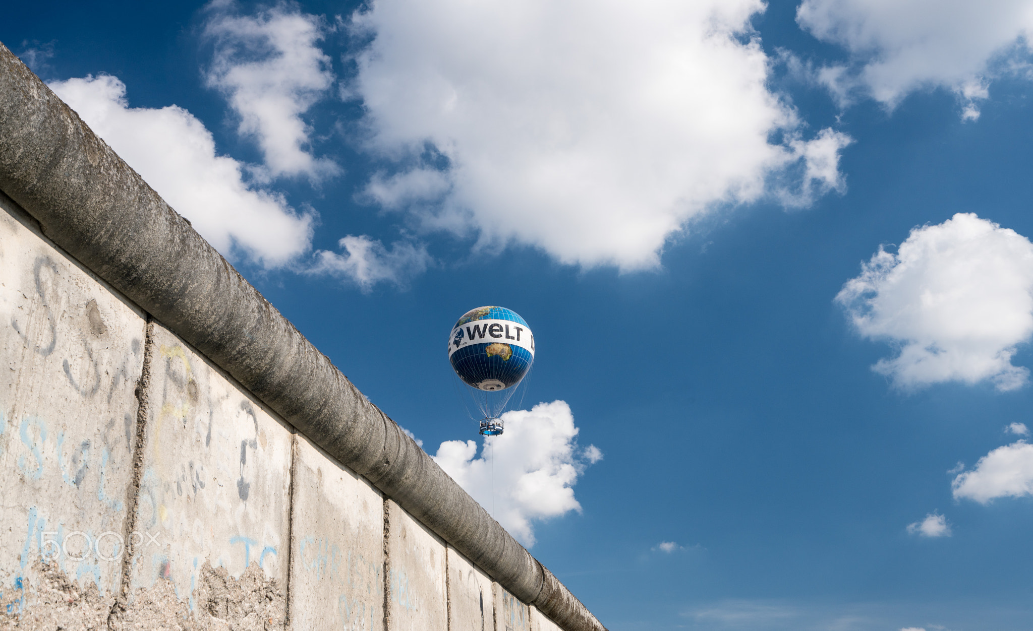 Die Welt Hi-Flyer balloon rises over Berlin Wall