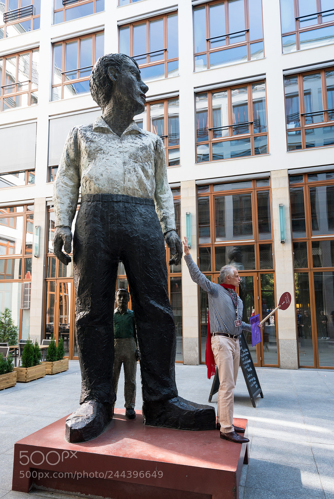 Sony a7R II sample photo. Tour guide by statue photography
