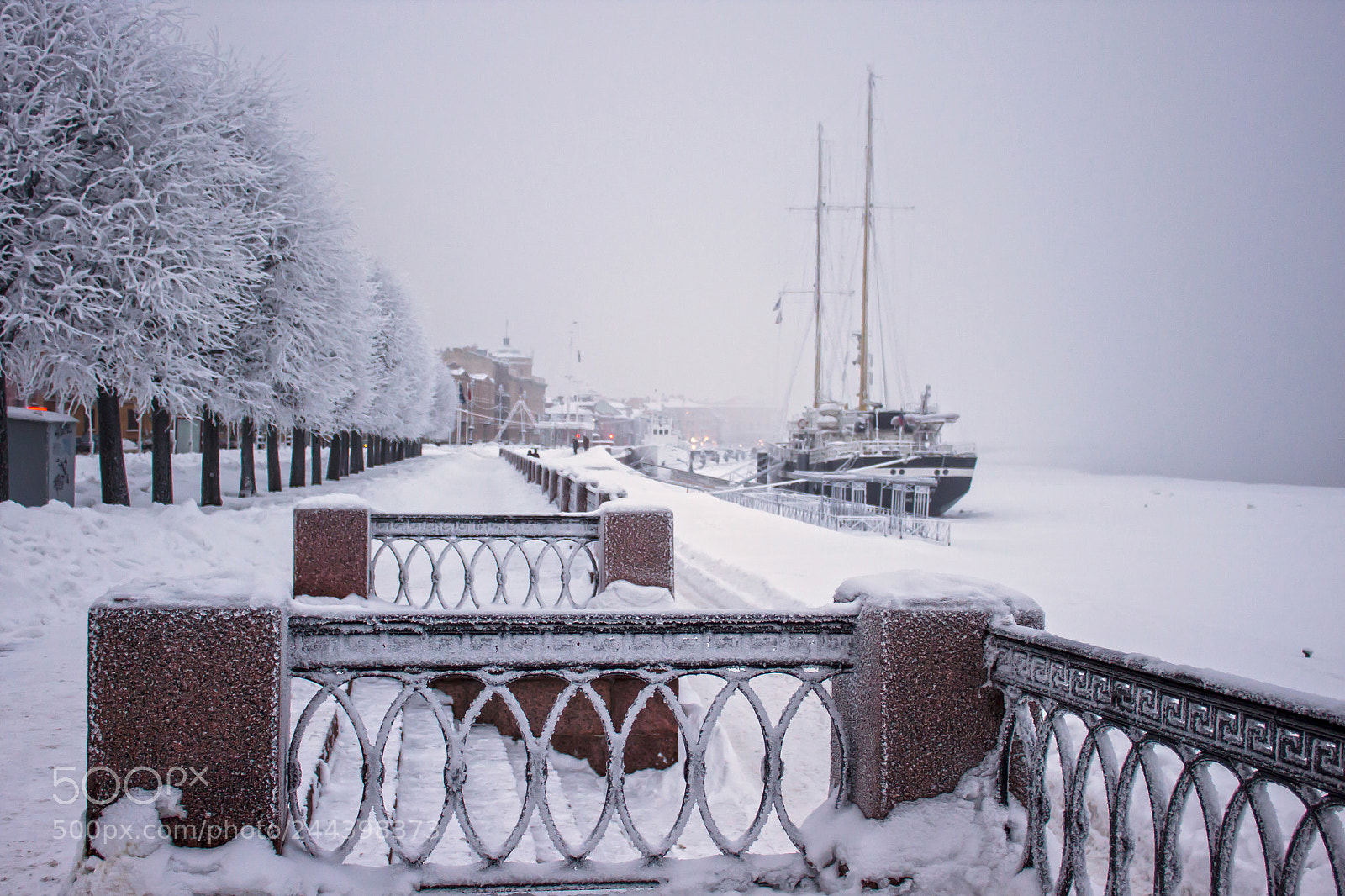 Canon EOS 500D (EOS Rebel T1i / EOS Kiss X3) sample photo. Snowdrifts on the waterfront photography