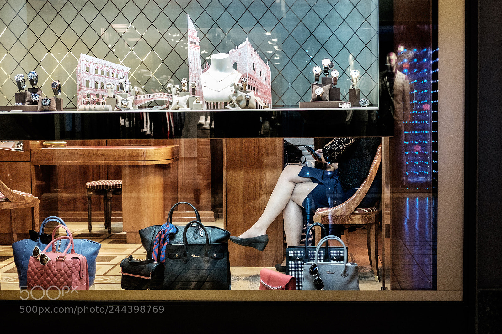 Fujifilm X-T10 sample photo. Window shopping photography