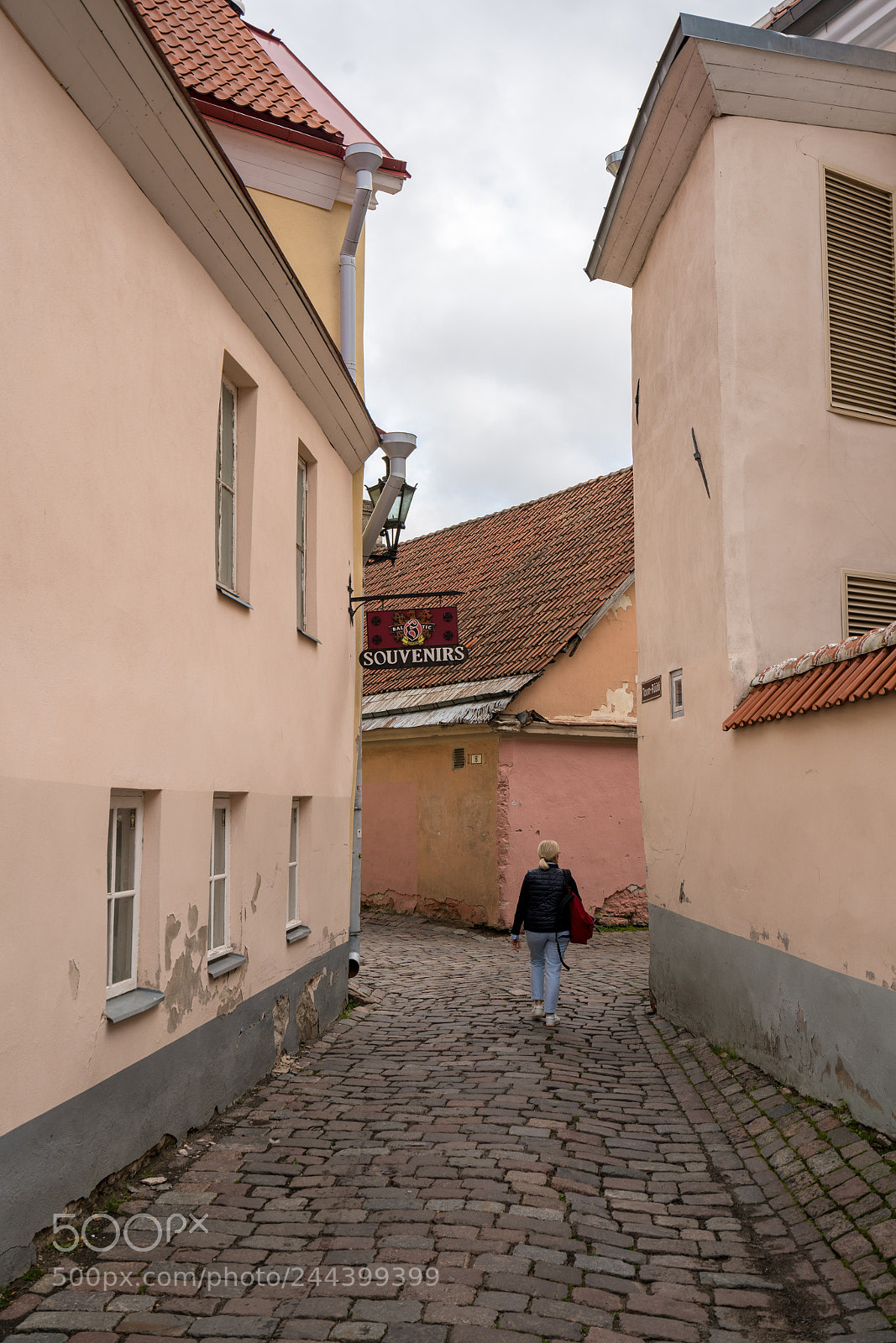 Sony a7R II sample photo. Solitary tourist in late photography