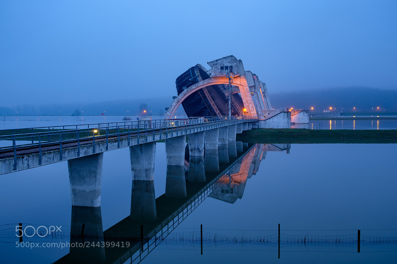 Fujifilm X-T1 sample photo. Reflections off stuwensemble driel photography